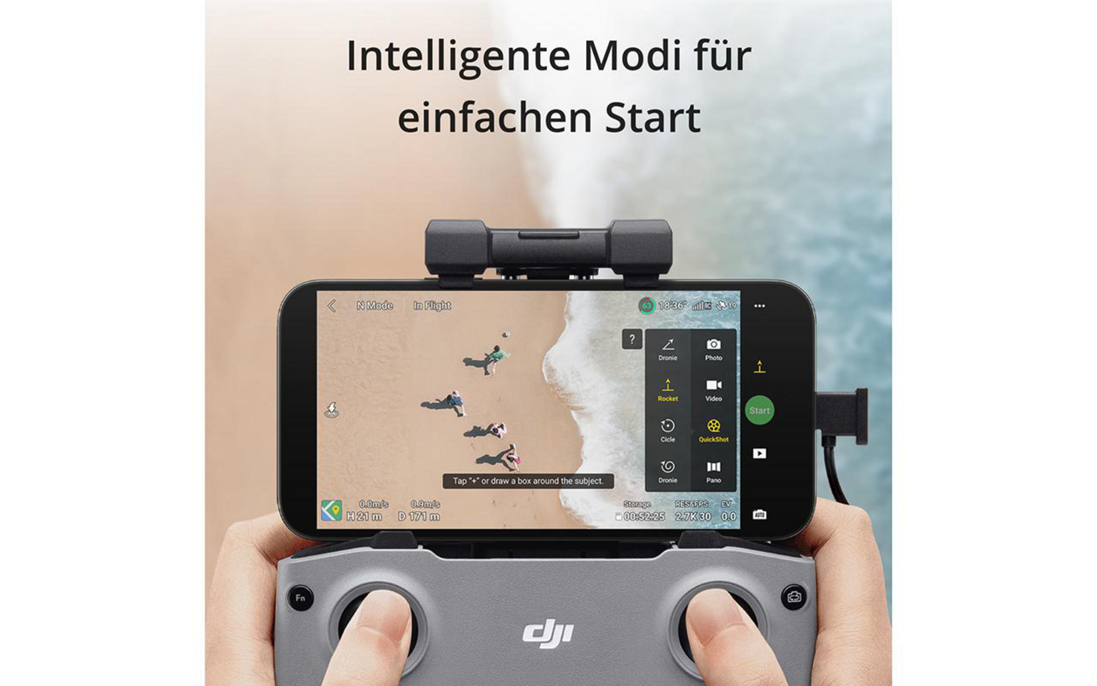Eine Person hält ein Telefon, das mit einem Controller verbunden ist. Das Telefon zeigt eine Drohnenschnittstelle.