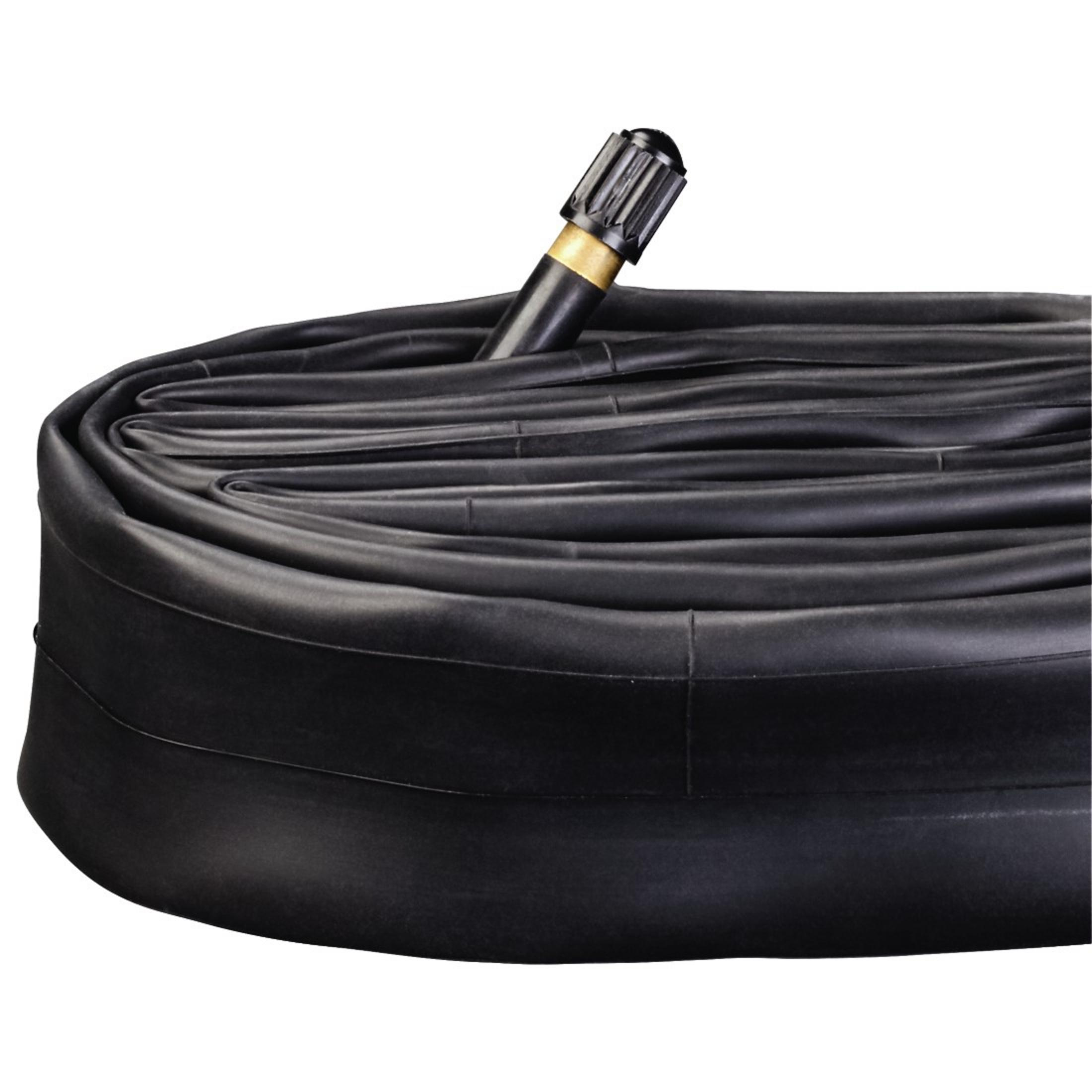 Zwinięta czarna dętka z wystającym zaworem, na białym tle.