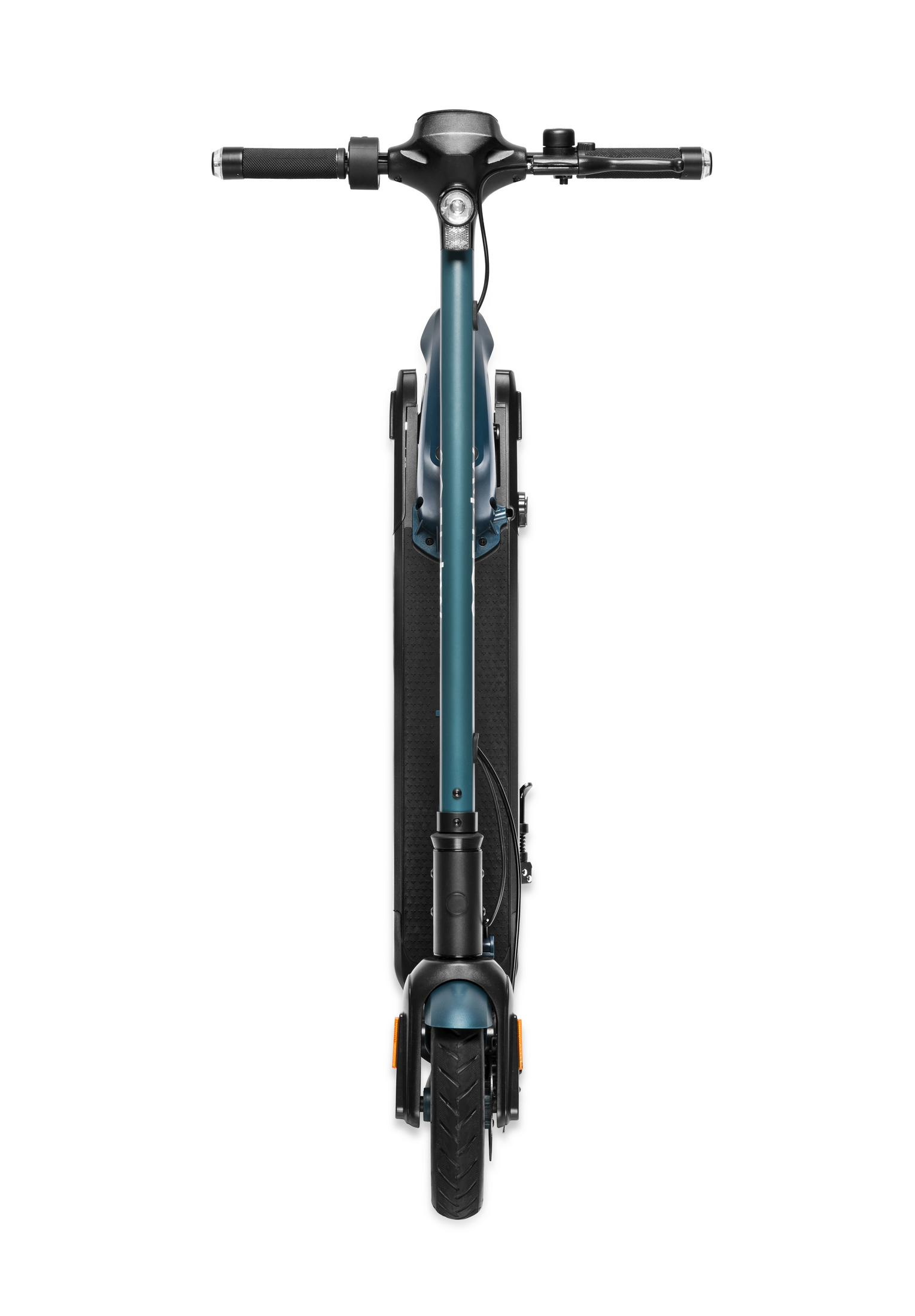 Ein blauer Elektroroller mit Lenker, Vorderreifen und Trittbrett.