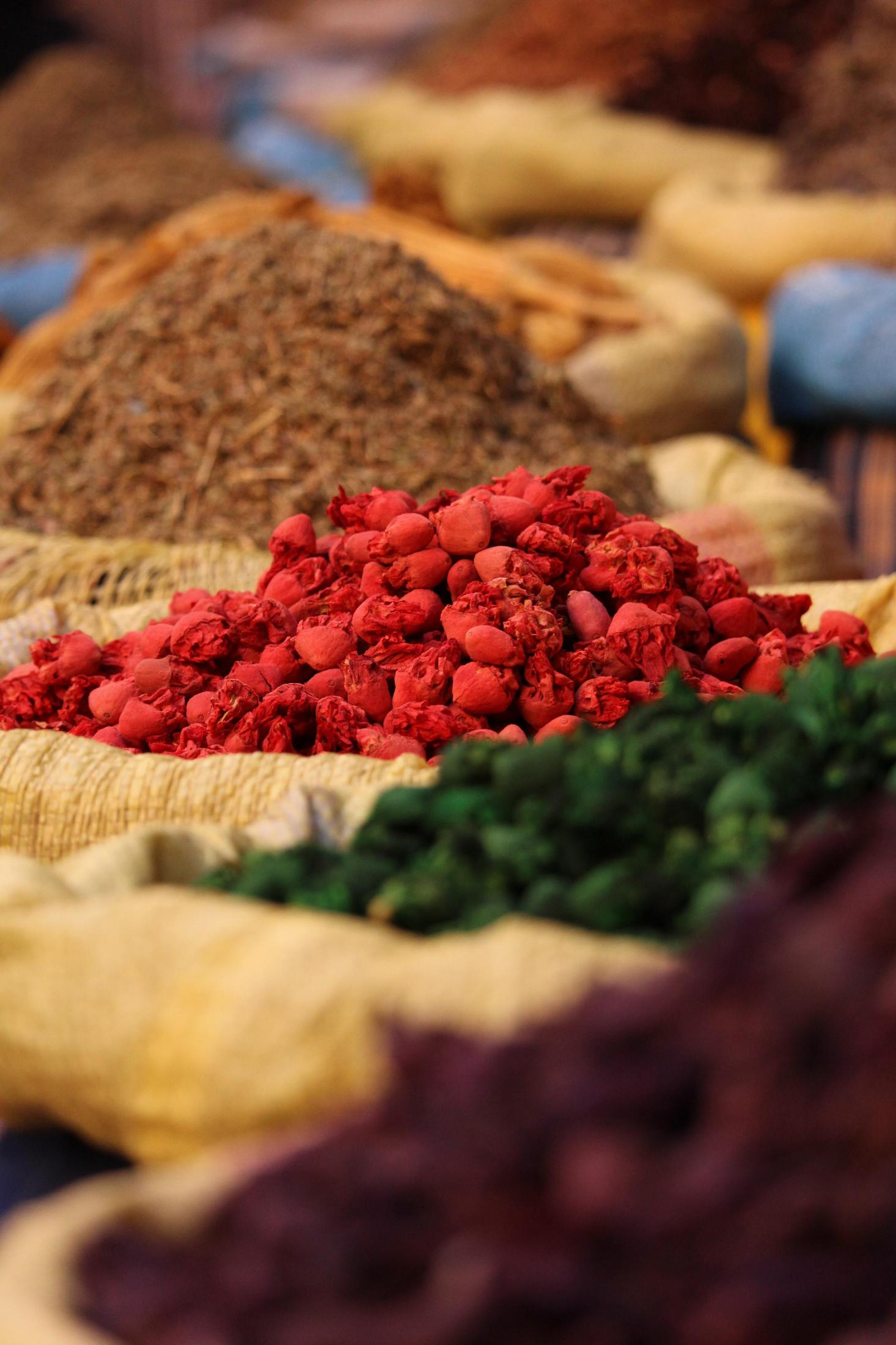 Zbliżenie na kolekcję przypraw w kolorowych workach.