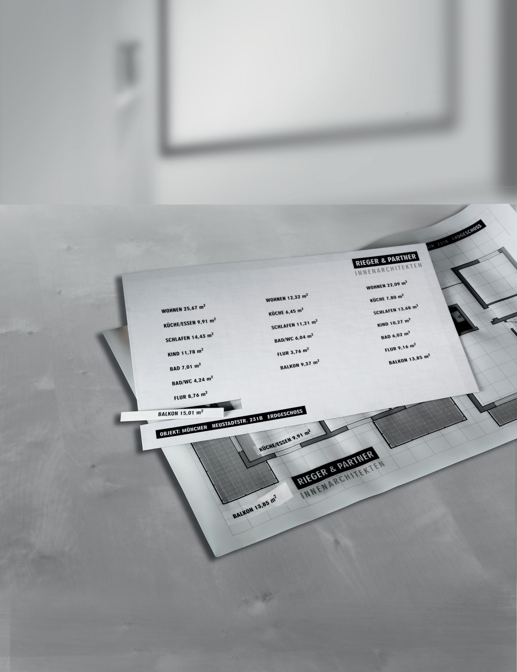 Ein Grundriss mit Text und architektonischen Zeichnungen. Er zeigt Raummaße und das Logo von Rieger & Partner.