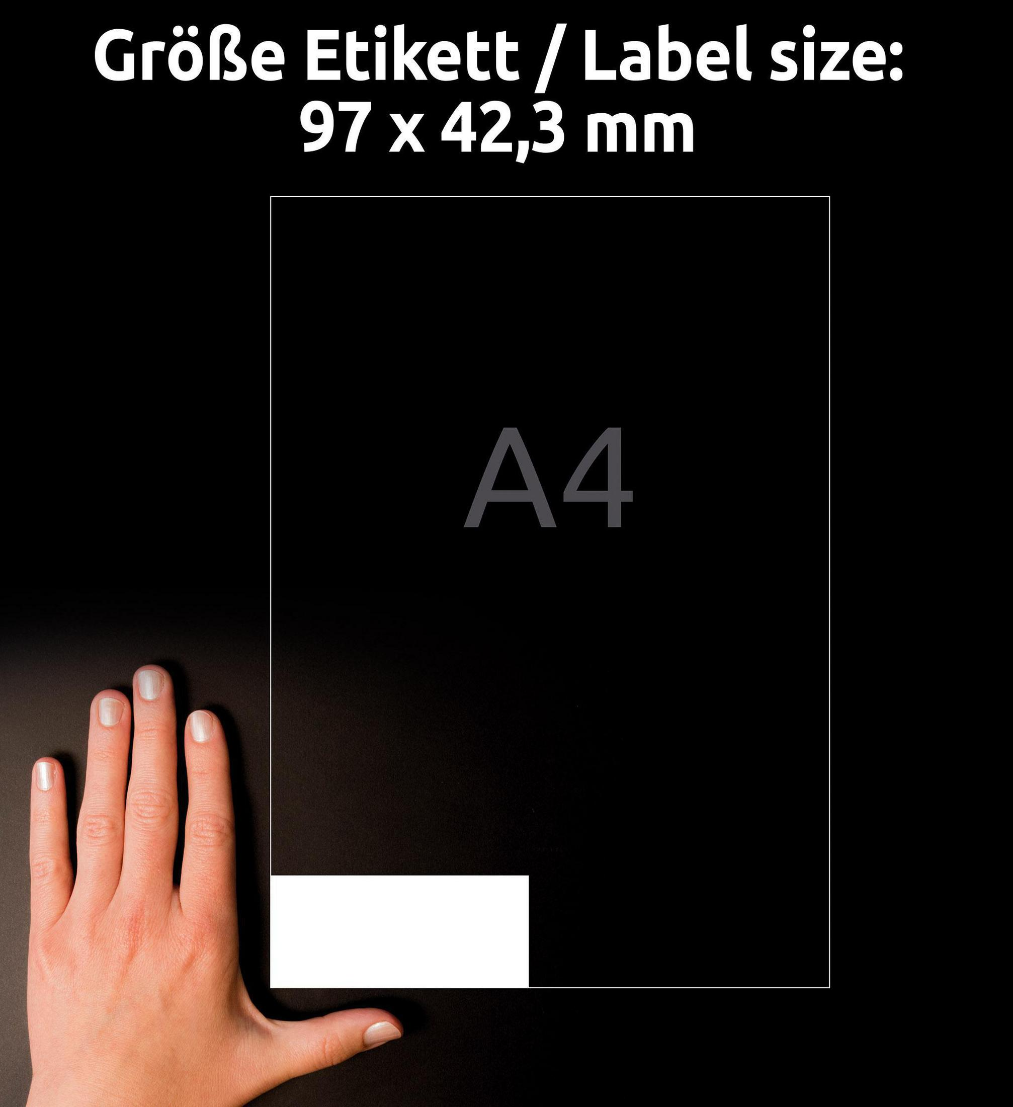 Hand neben einem schwarzen A4-Papier mit Größenangaben.