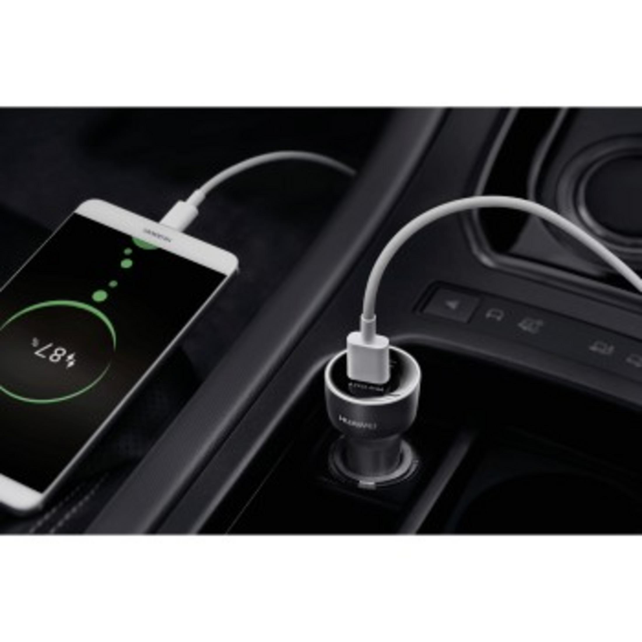 Telefoon laadt in auto met oplaadkabel en autolader, 78% batterij.
