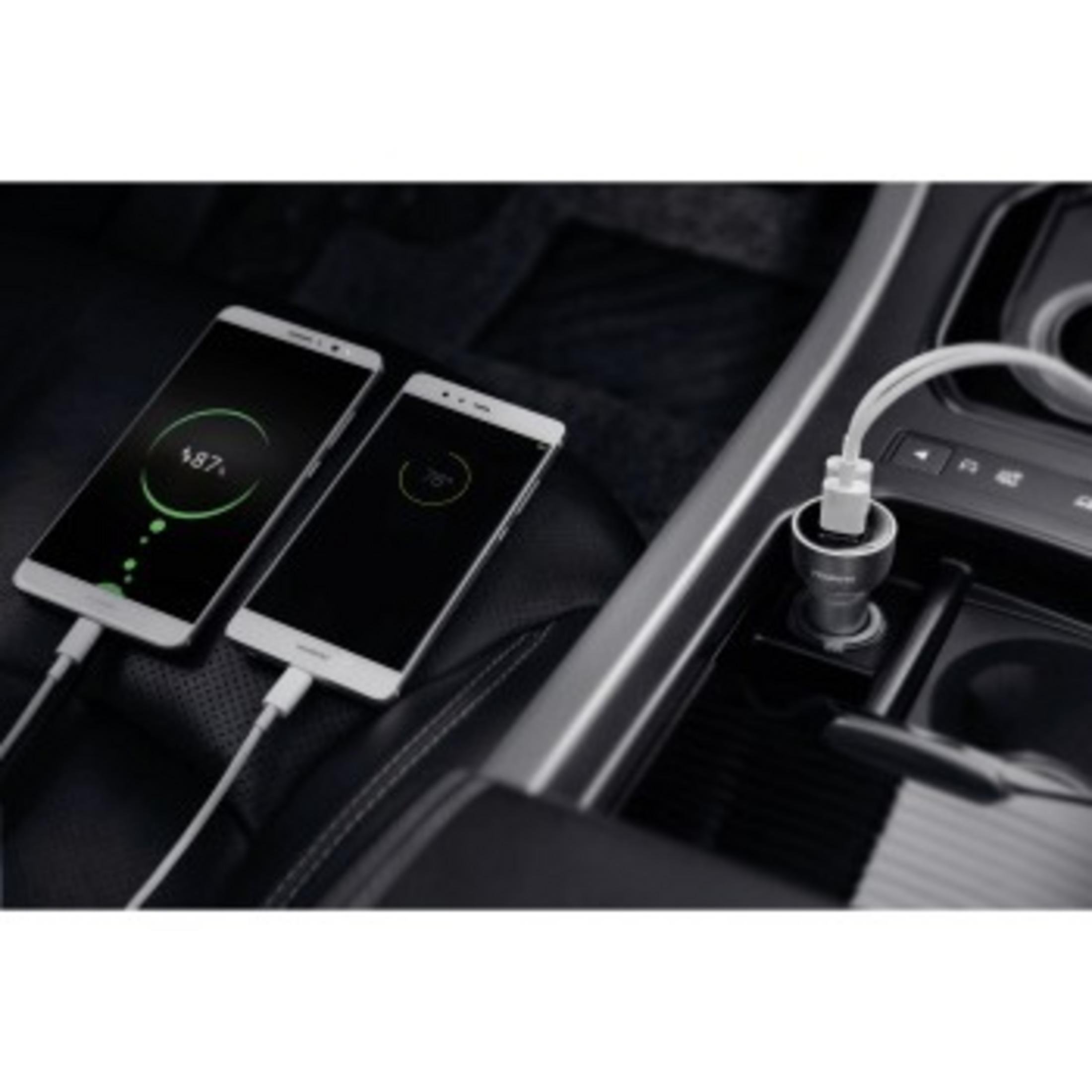 Twee telefoons die in een auto worden opgeladen. Achtergrond: auto-interieur.