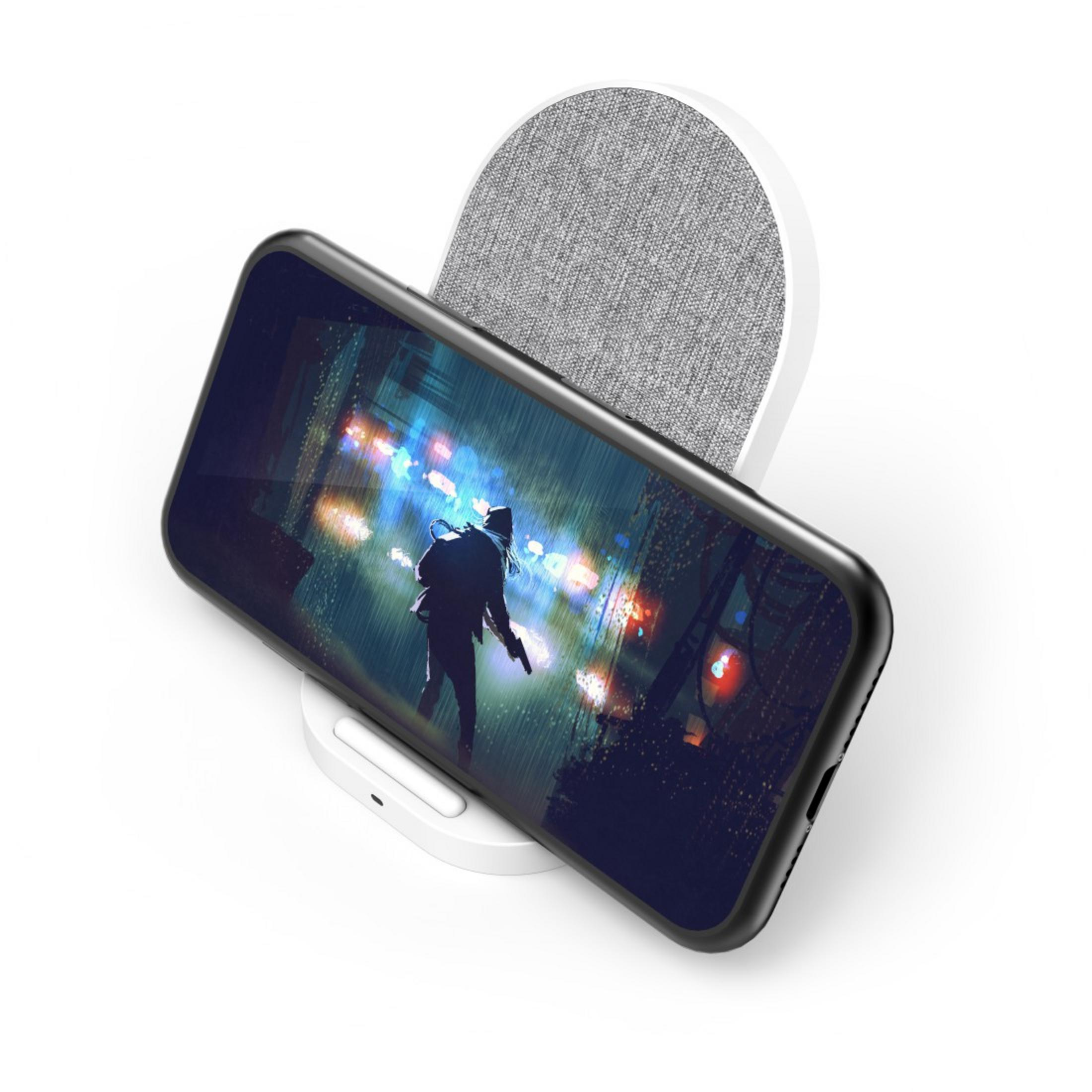 Smartphone auf kabellosem Ladegerät, eine futuristische Szene auf dem Bildschirm. Weißes Ladegerät, schwarzes Telefon.