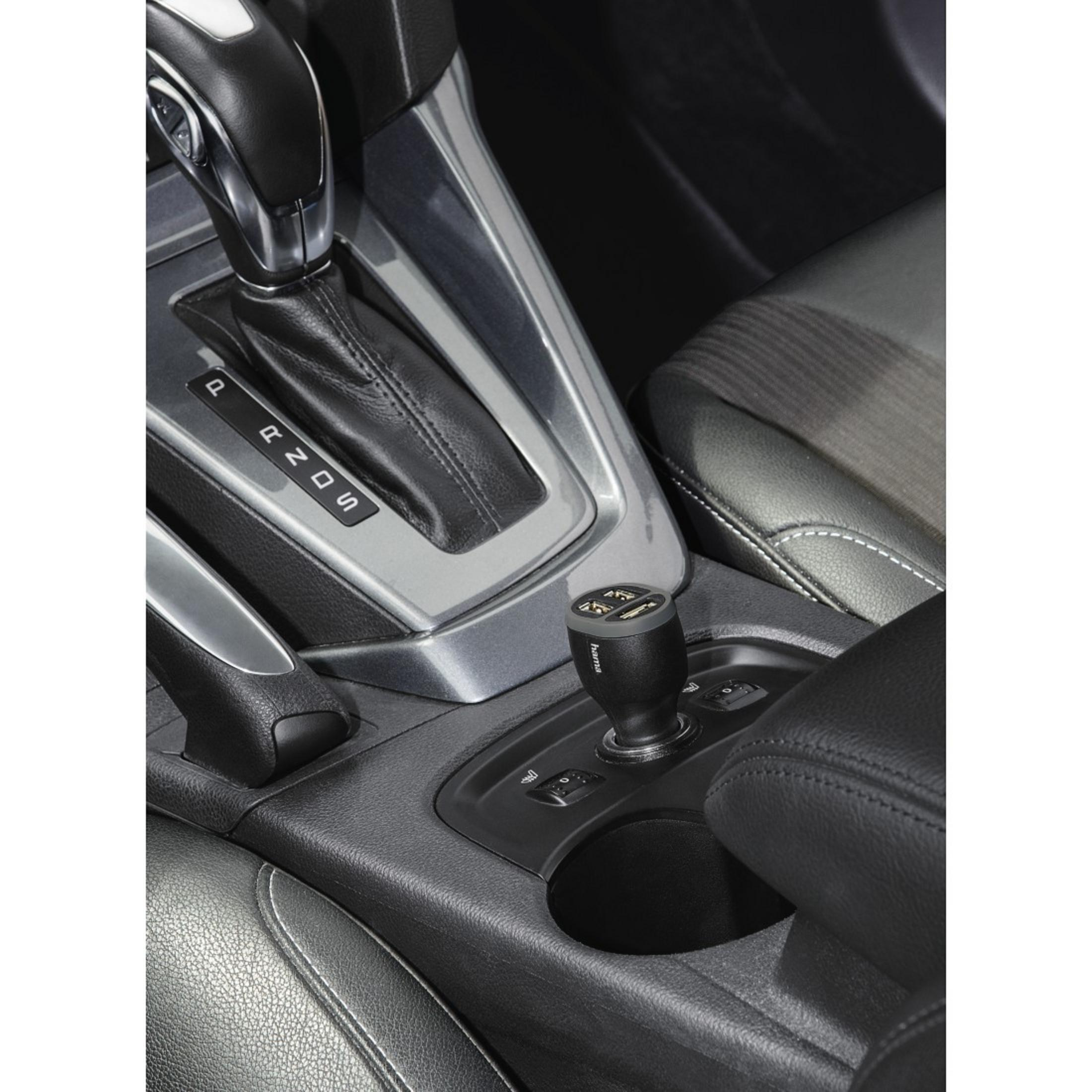 Miętowe słuchawki i etui ładujące na jasnej powierzchni, z ikonami baterii i odporności na zachlapania.