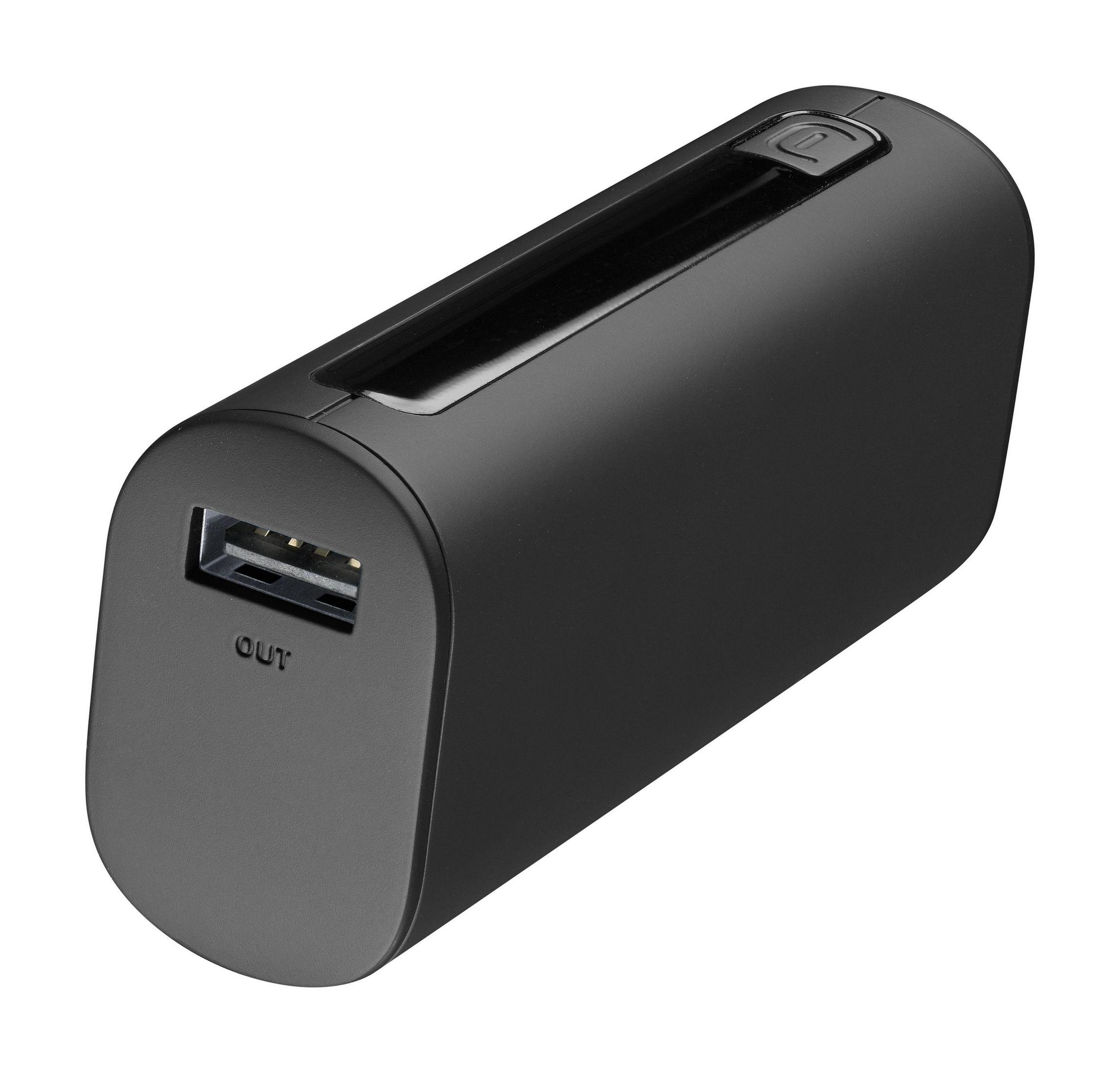 Schwarze Powerbank mit USB-Ausgang. Der Knopf ist oben, der USB-Anschluss ist an der Seite.
