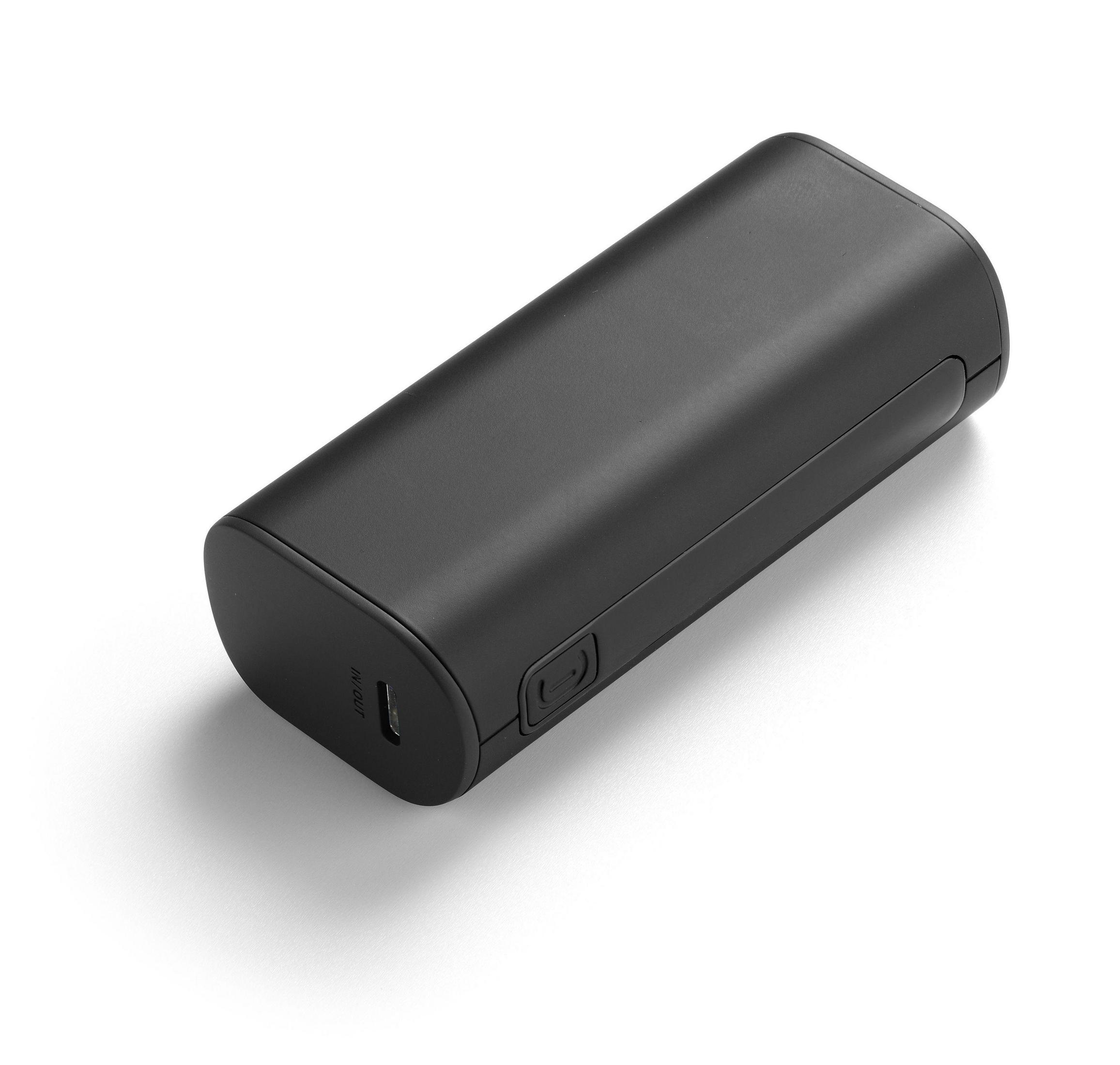 Schwarze Powerbank, rechteckige Form, mit Knopf und USB-Anschluss, weißer Hintergrund.