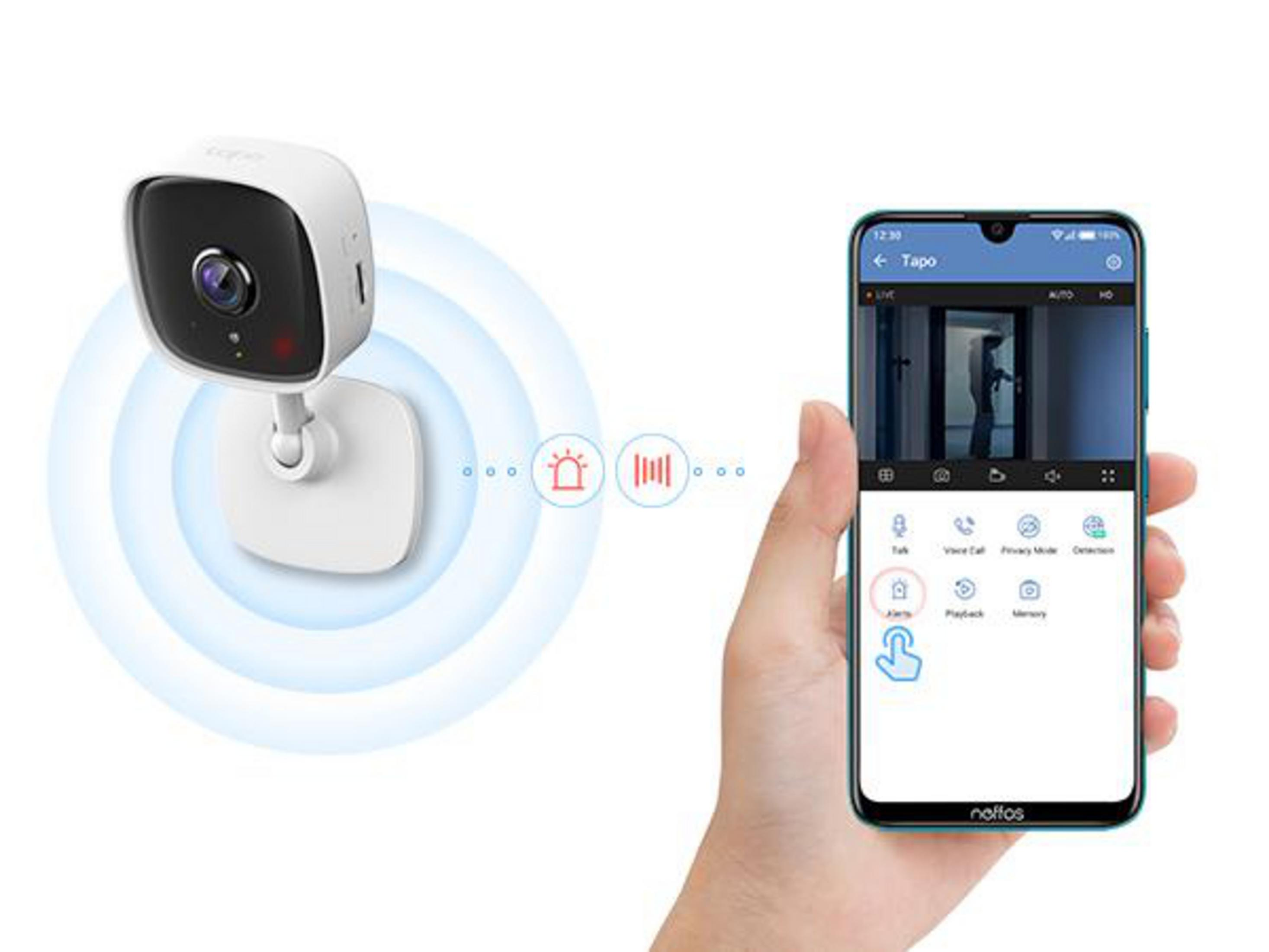 Ręka trzymająca telefon z aplikacją kamery bezpieczeństwa. Biała kamera bezpieczeństwa po lewej. Niebieskie sygnały Wi-Fi.