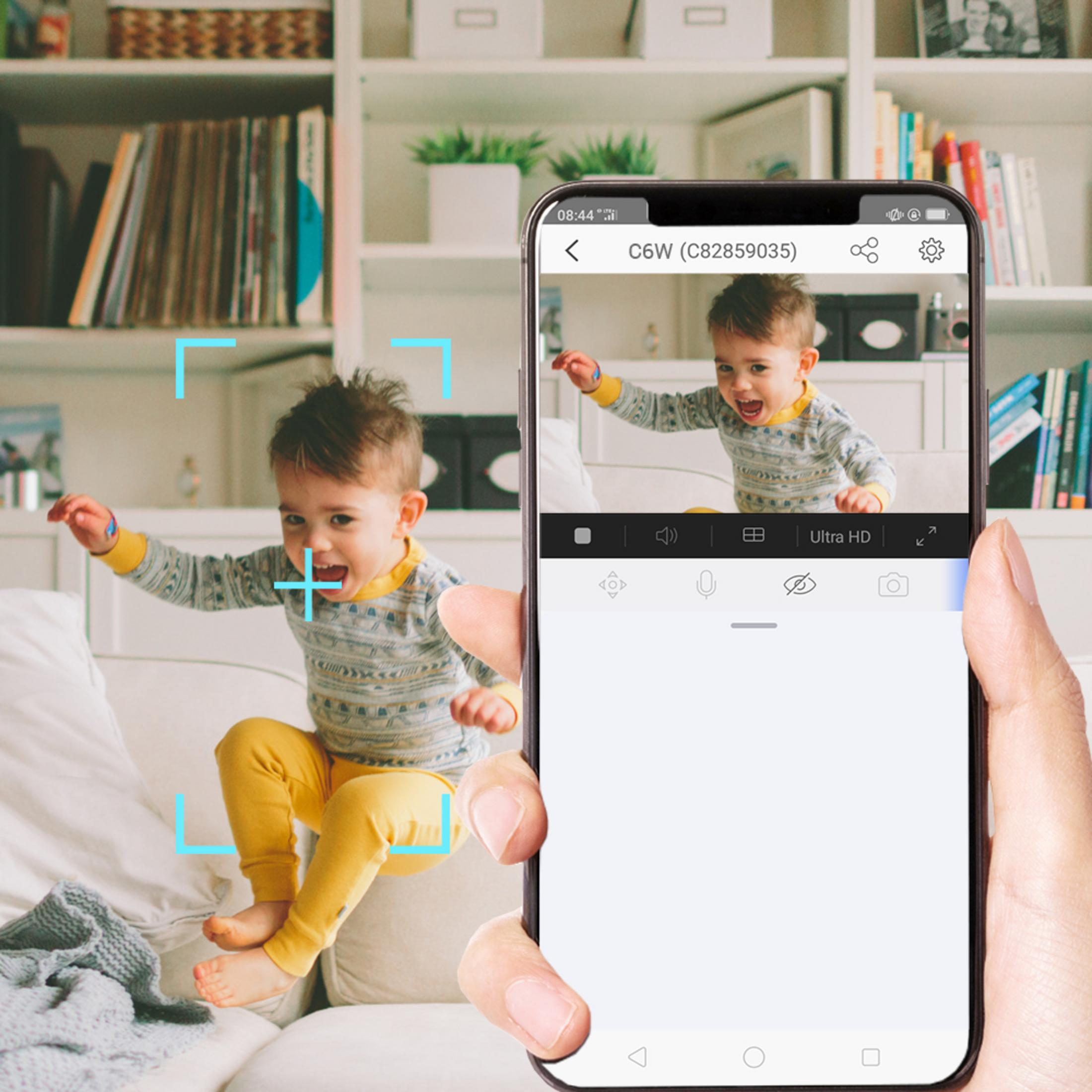 Bambino piccolo che interagisce con un telefono che mostra un'immagine catturata.