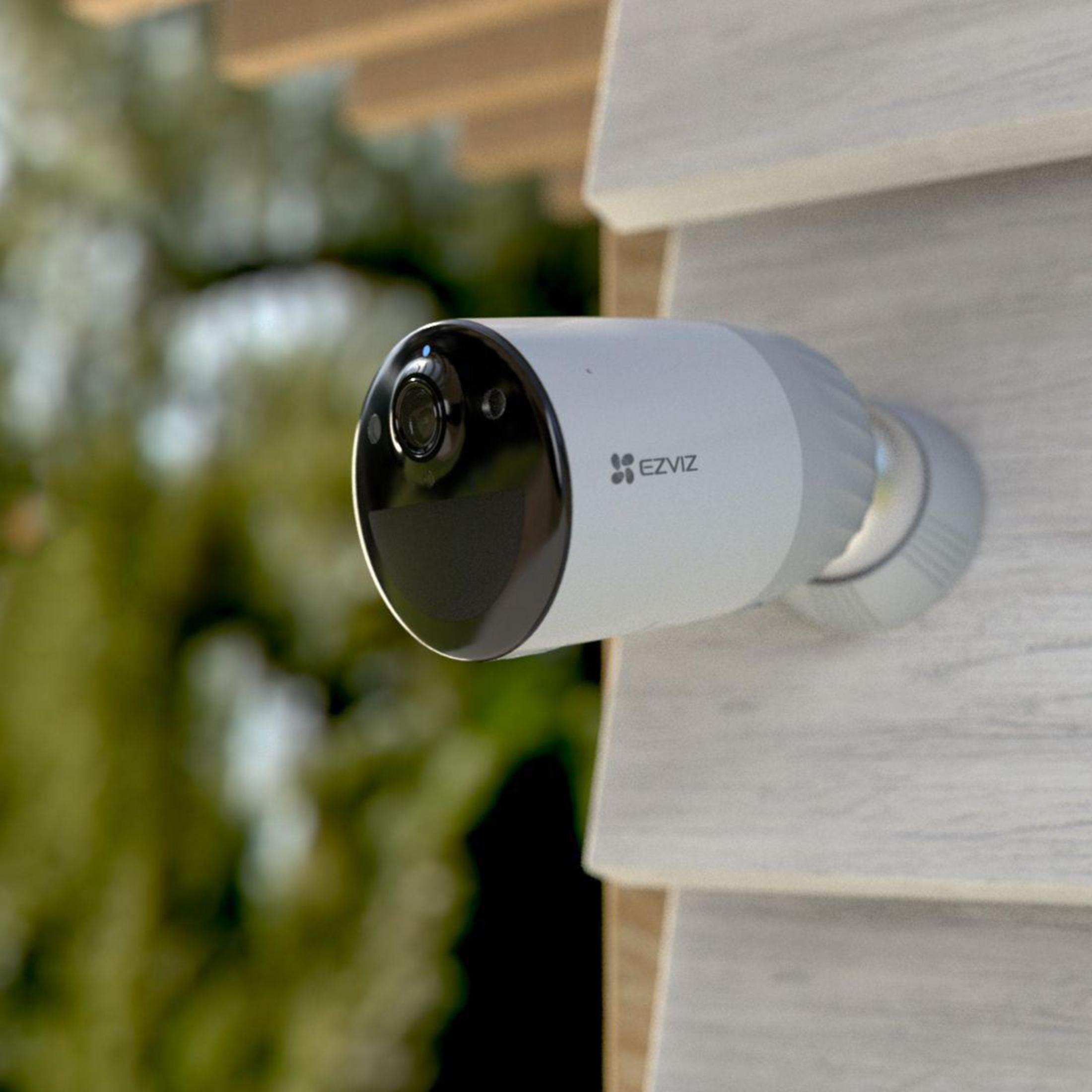 Biało-szara kamera bezpieczeństwa zamontowana na elewacji budynku.