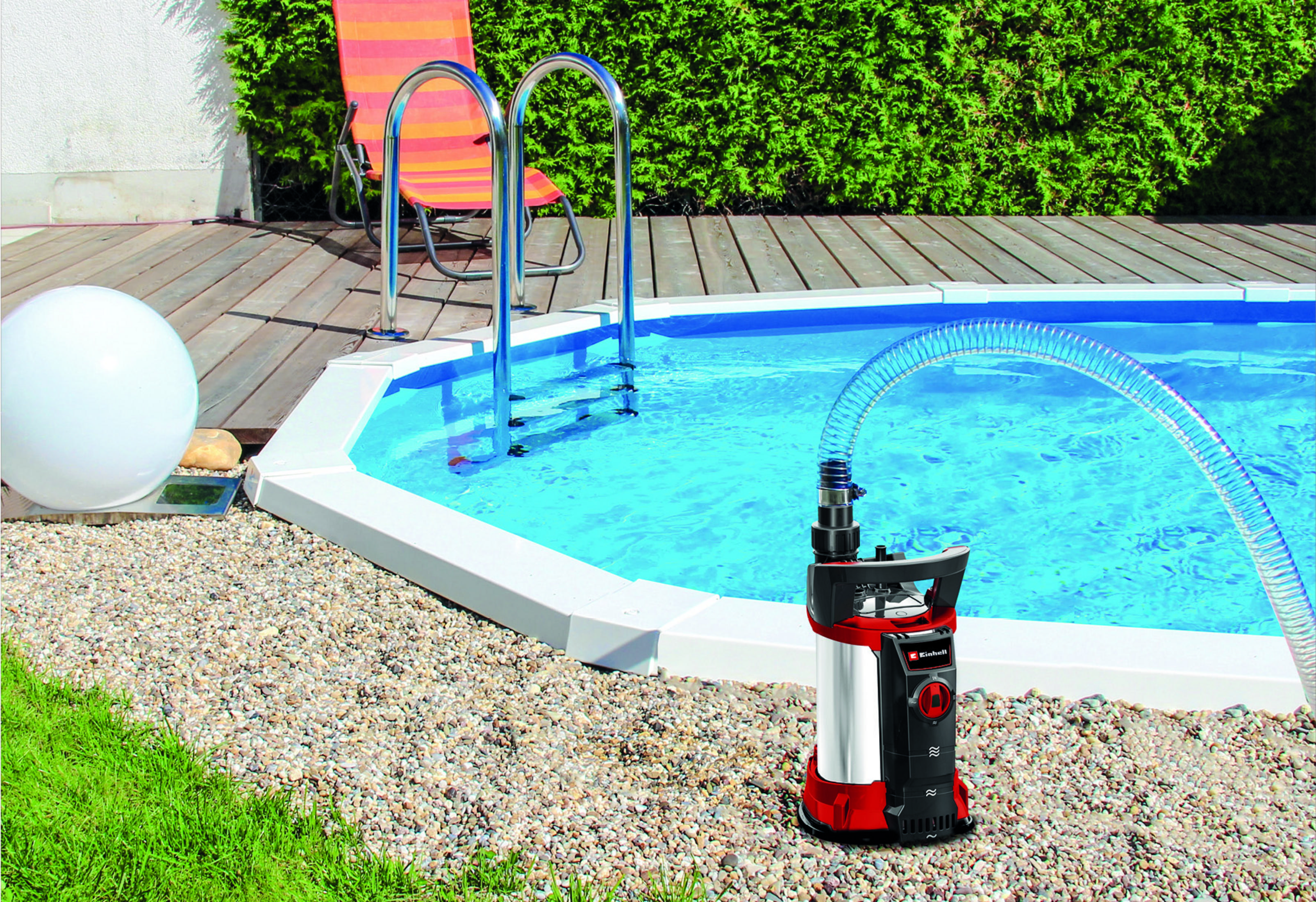 Basen z pompą z boku i drewnianym tarasem.