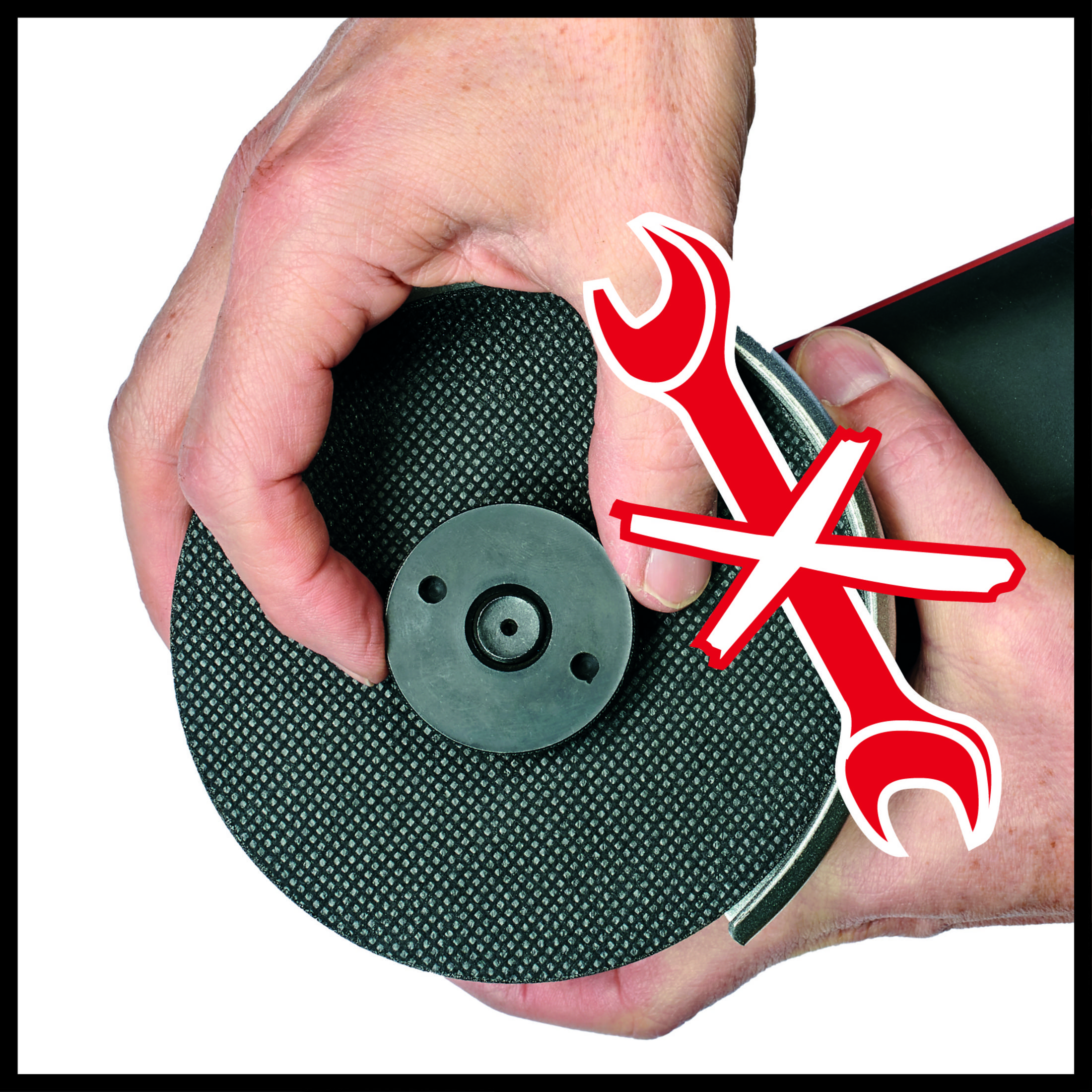 Dłonie trzymające tarczę szlifierską. Czerwony symbol klucza wskazuje zakaz.