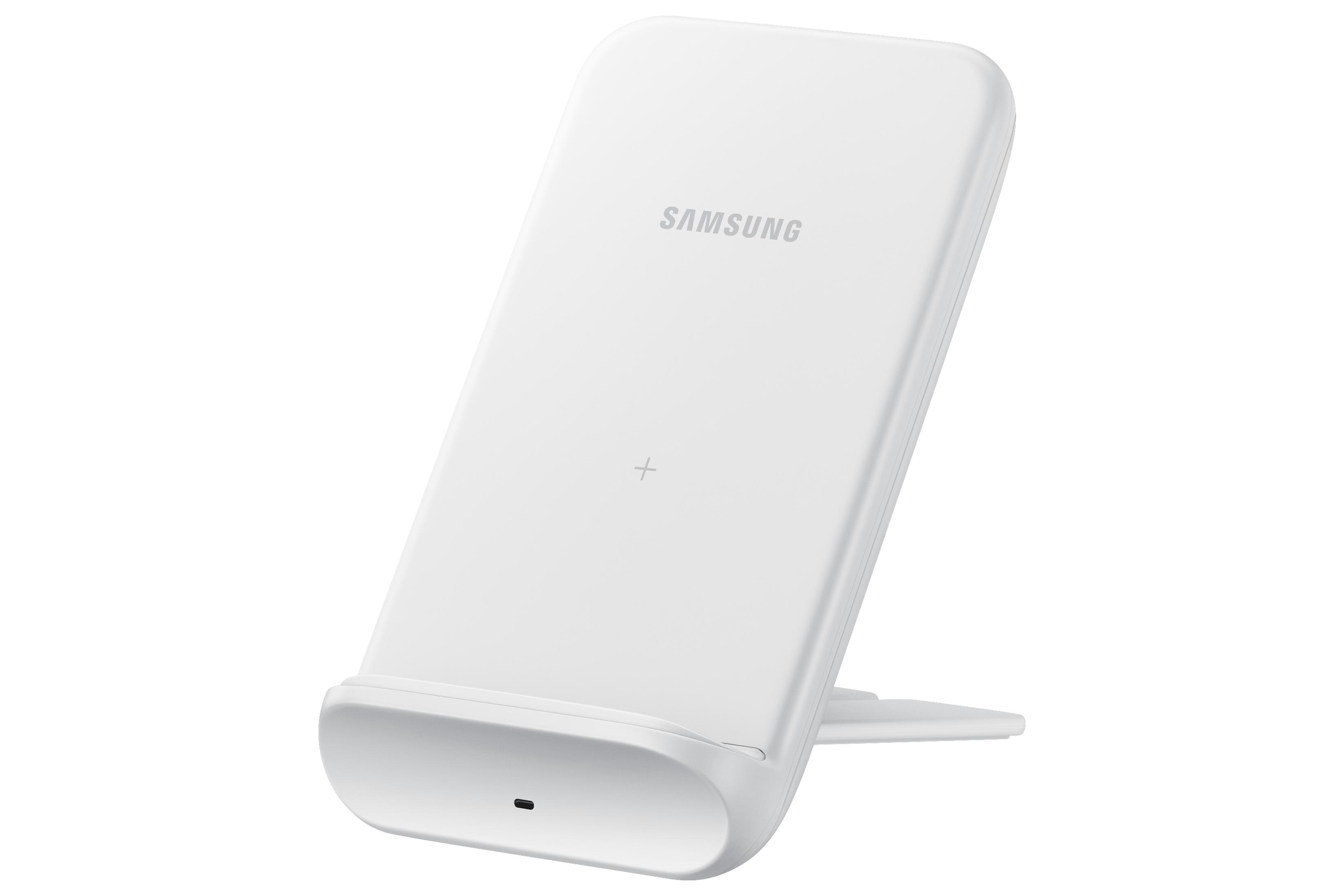 Soporte de cargador inalámbrico Samsung blanco. Tiene un signo más y puerto de carga. Fondo blanco.