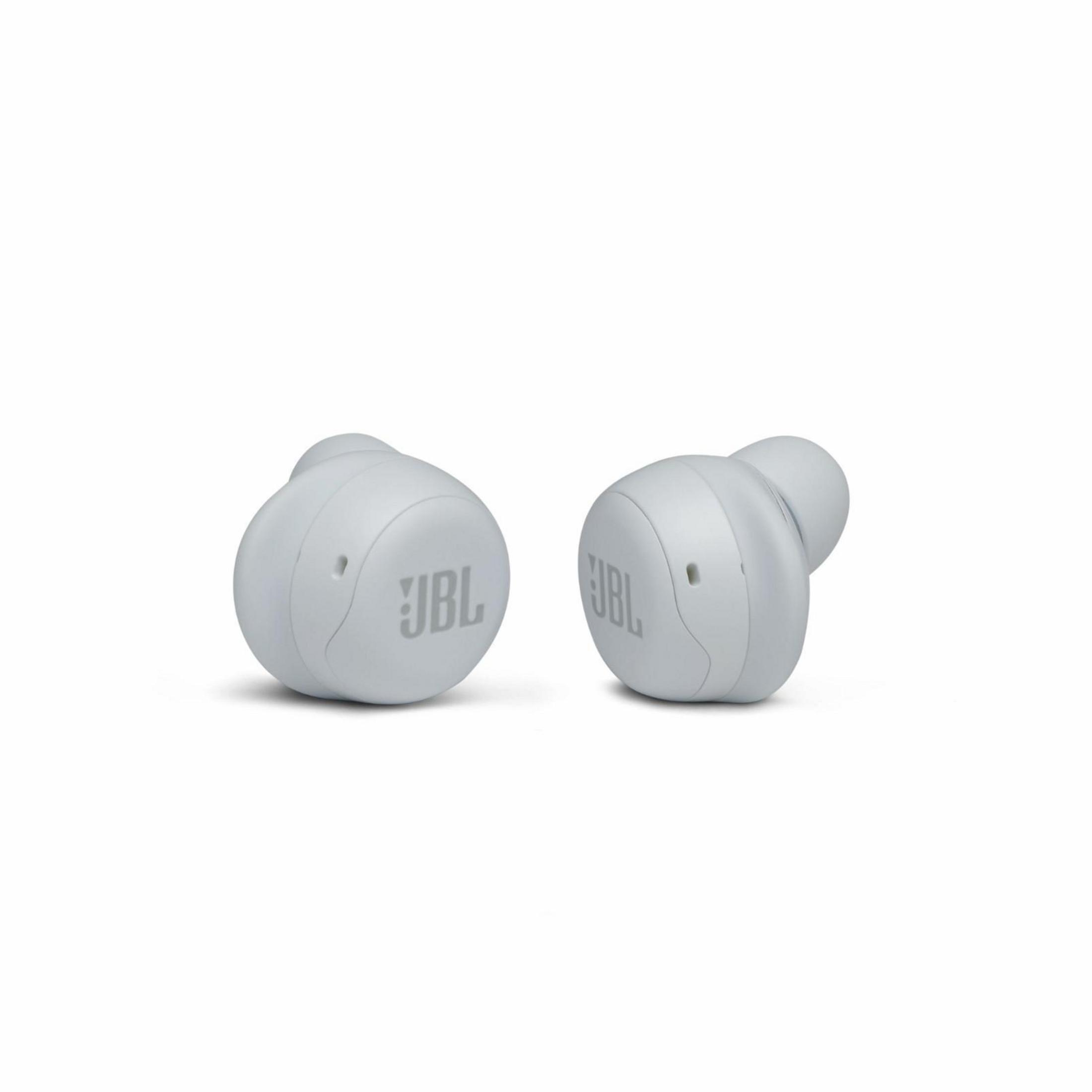 Dos auriculares inalámbricos JBL gris claro, aislados sobre un fondo blanco.
