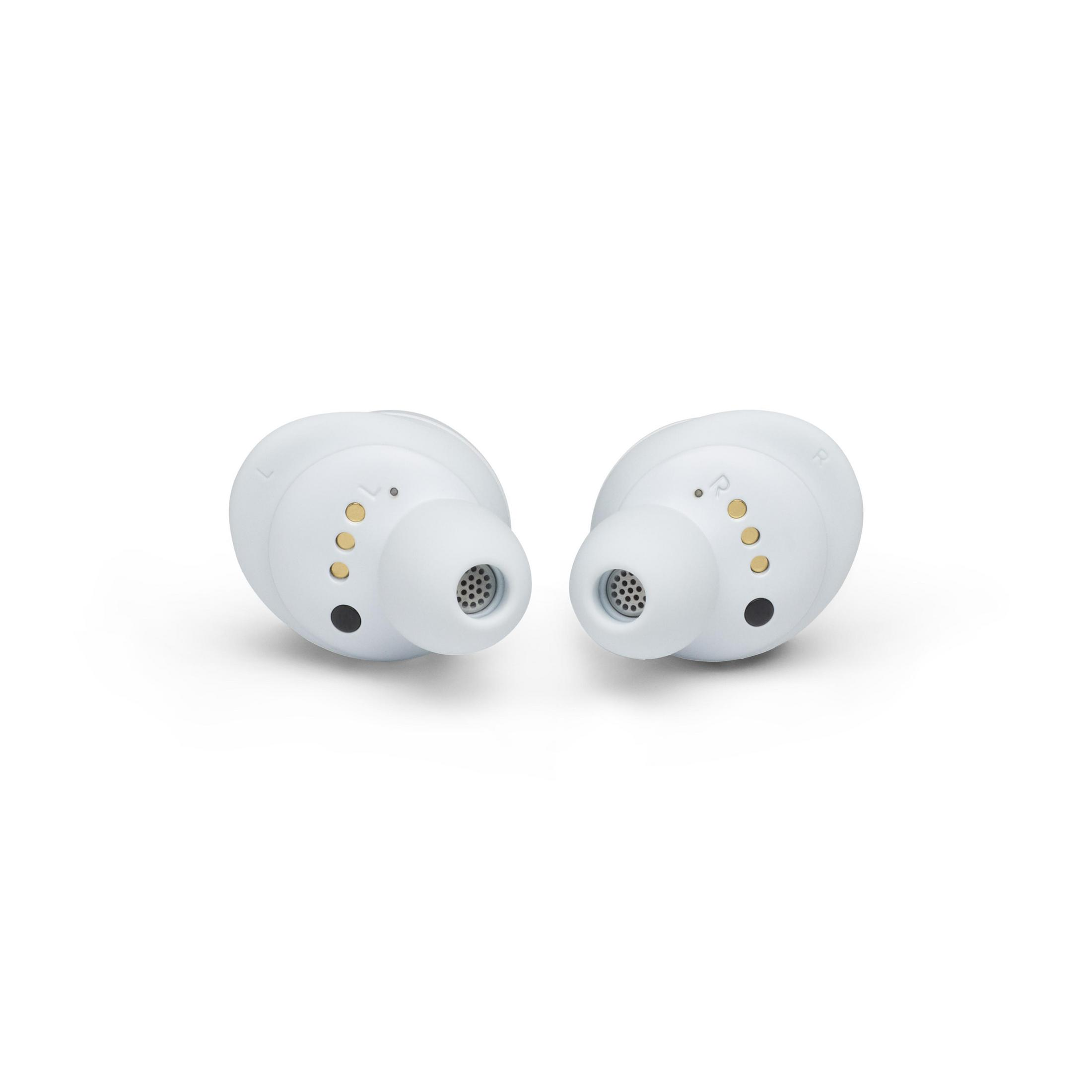 Dos auriculares inalámbricos blancos. Cada auricular tiene tres pequeños puntos dorados y un pequeño agujero.