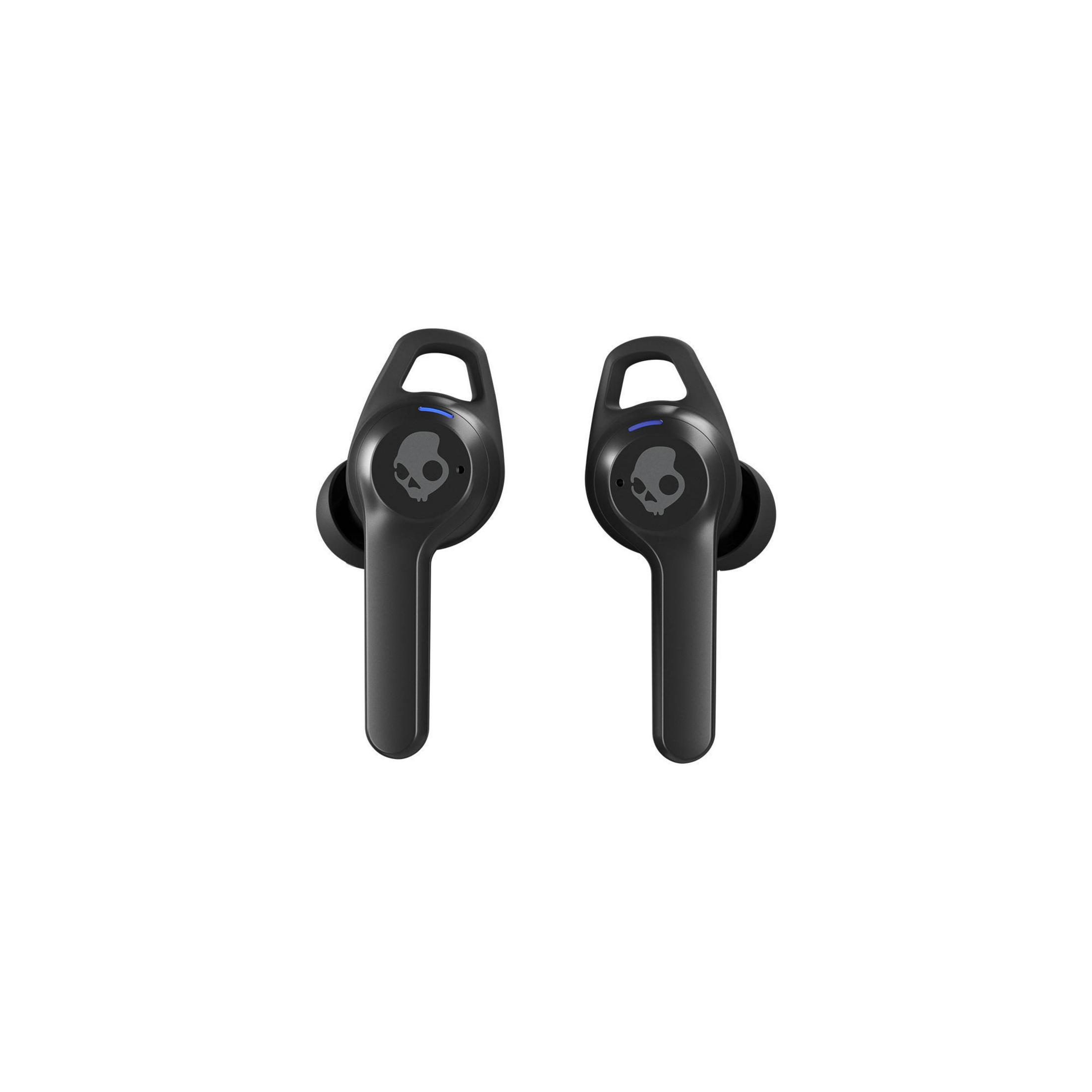 Zwei schwarze Skullcandy-Ohrhörer vor weißem Hintergrund.