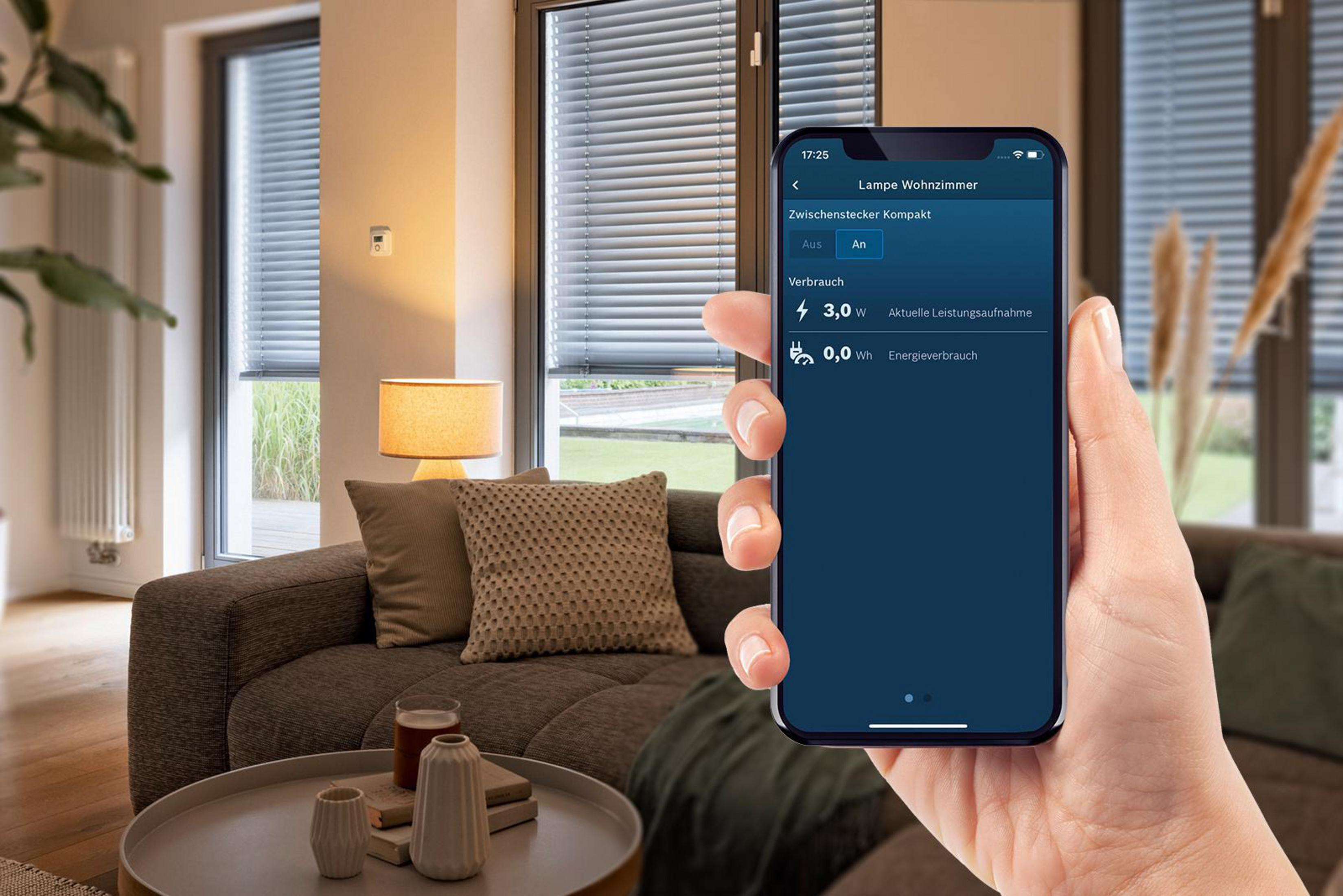Die Hand einer Person, die ein Telefon hält und eine Smart-Home-App-Oberfläche anzeigt. Wohnzimmerhintergrund.