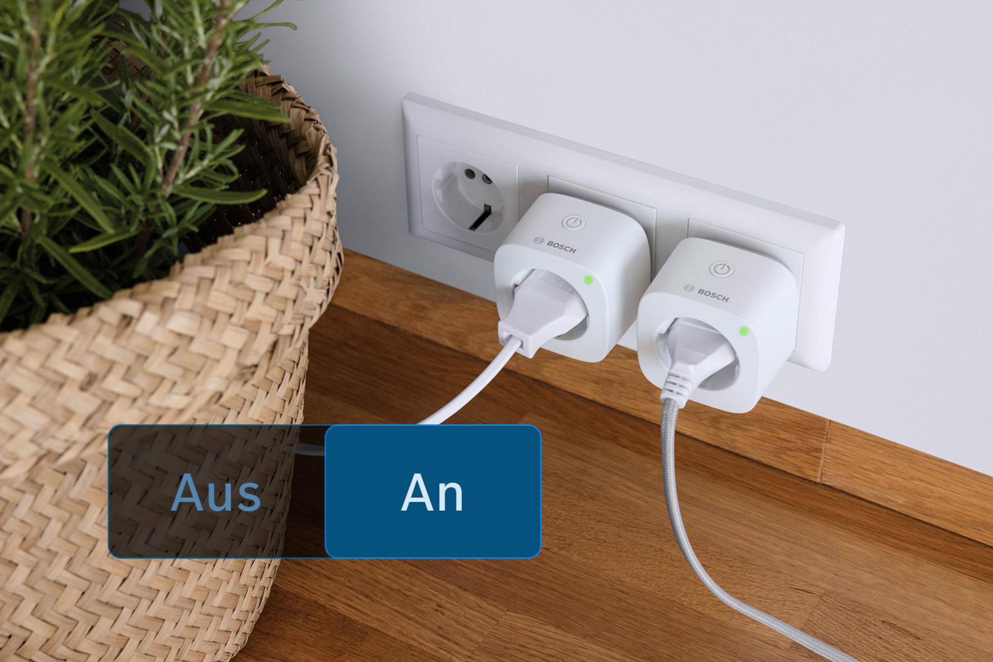 Zwei intelligente Stecker in der Steckdose, einer mit „An“ und der andere mit „Aus“ beschriftet.