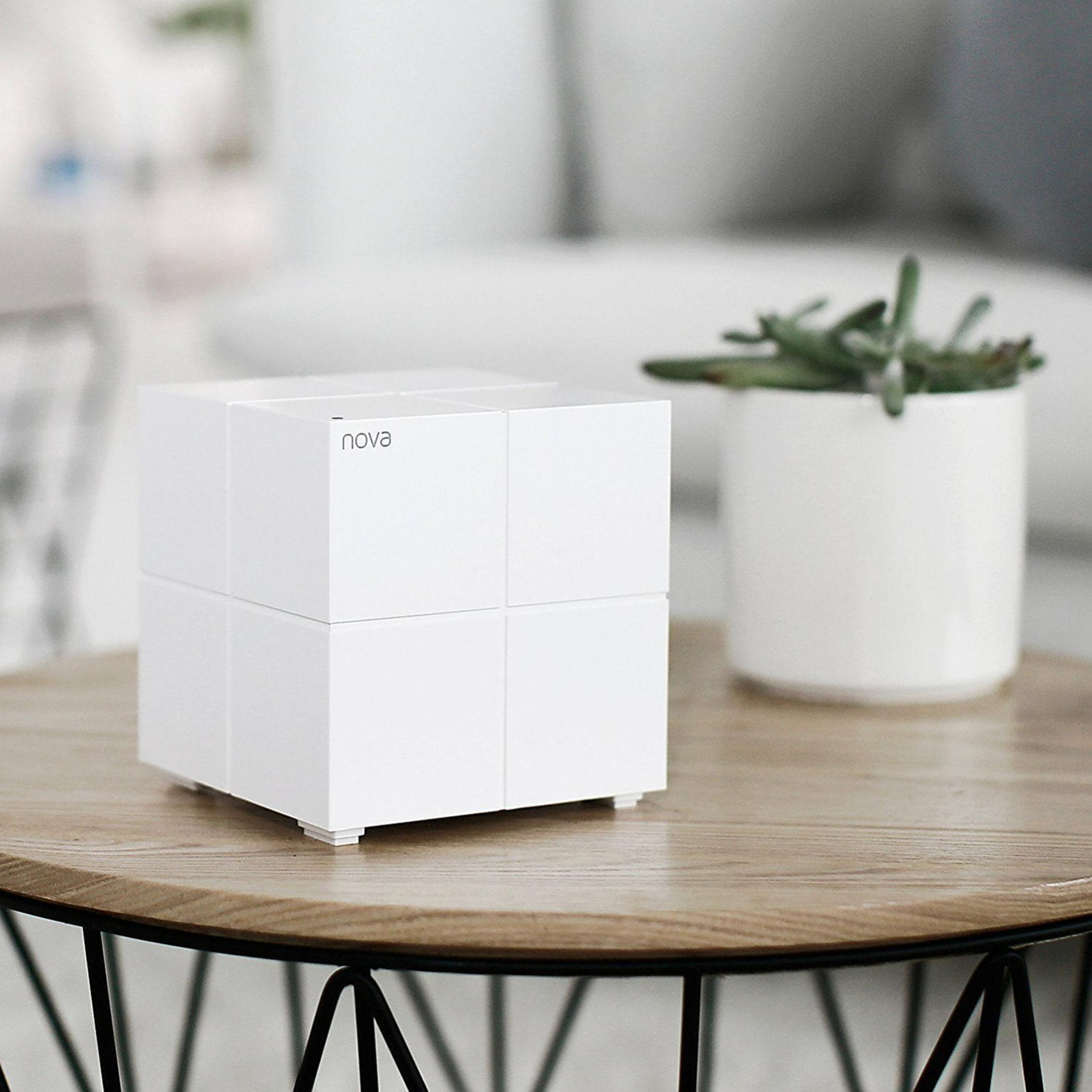 Laminator z wysuniętą czarną tacą i białym tłem.