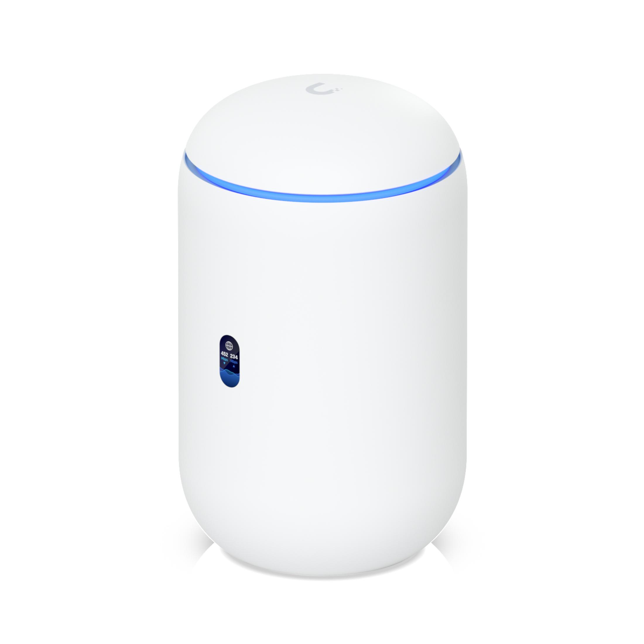 Un router per la casa intelligente cilindrico bianco con un anello di luce blu, isolato su bianco.