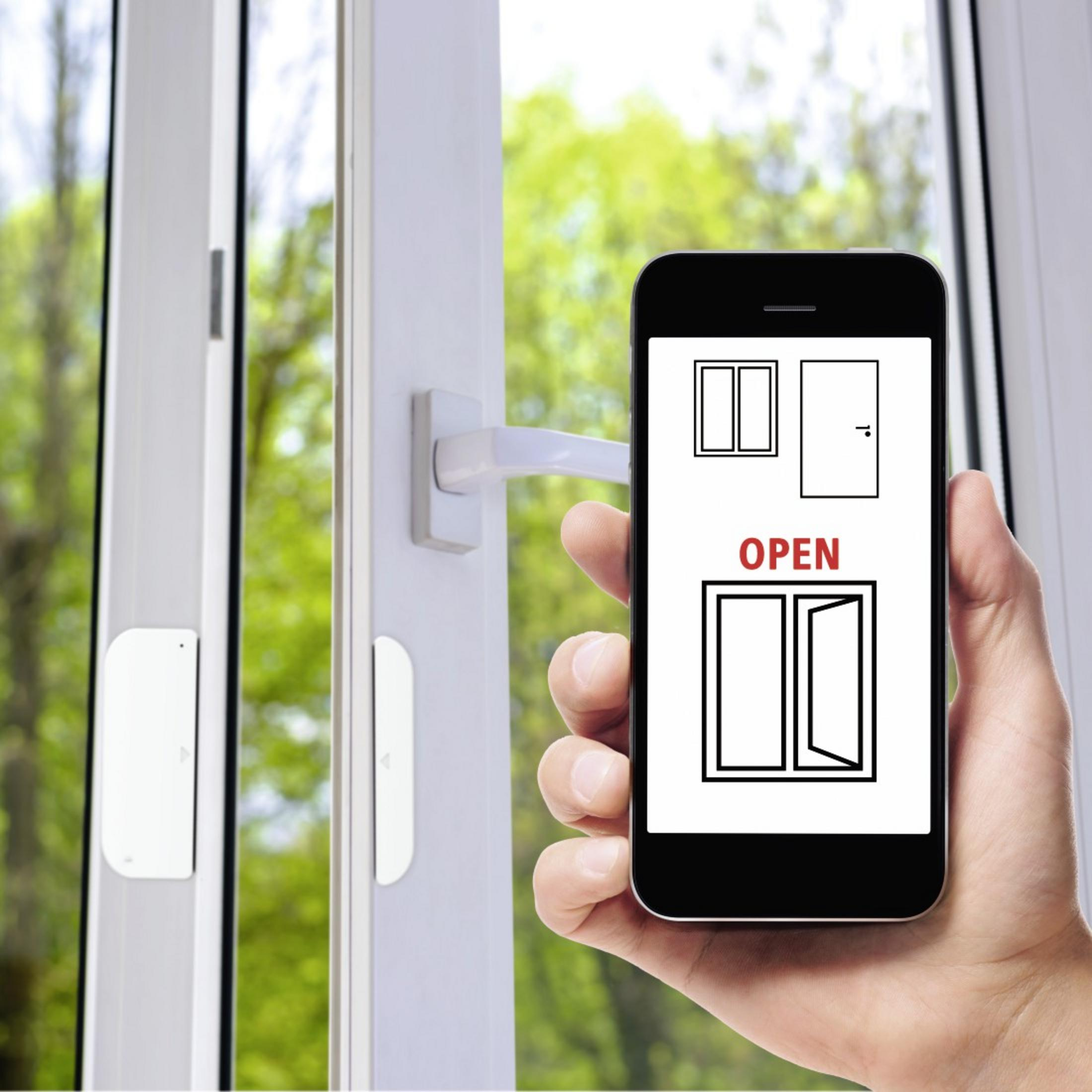 Smartphone mostrando una ventana con iconos de puerta abierta.