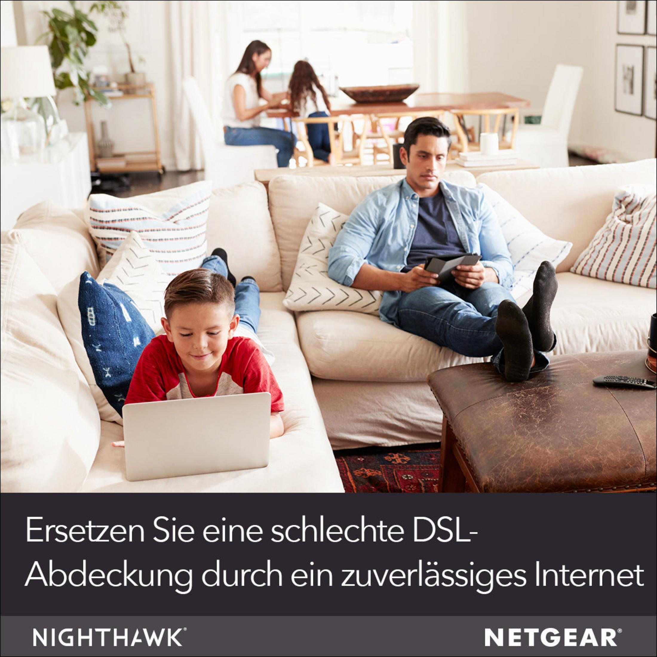 Familie im Wohnzimmer, die Geräte benutzt. Der Vater ist auf einem Tablet, der Sohn auf einem Laptop.