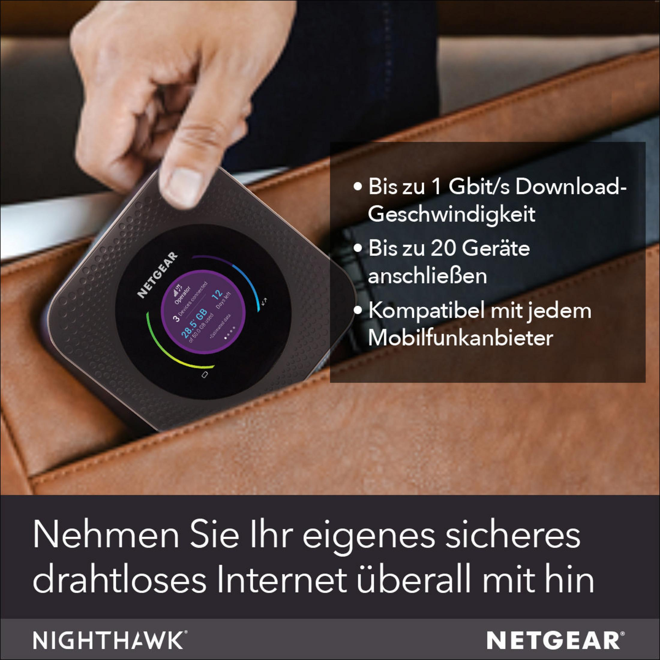 Eine Person hält ein tragbares Internetgerät mit Text über seine Funktionen.