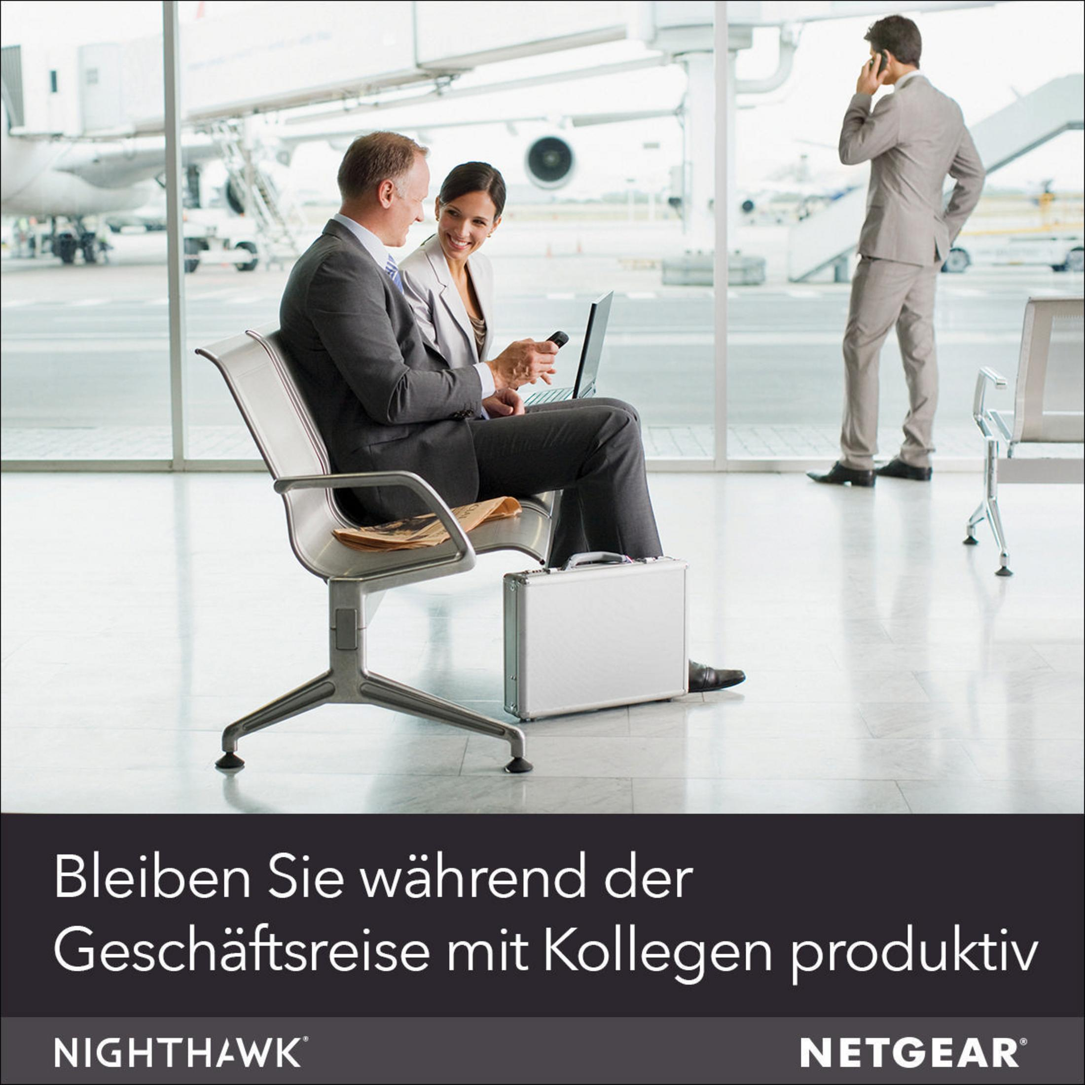 Geschäftsleute am Flughafen, zwei sitzen und einer telefoniert. Flugzeug im Hintergrund.