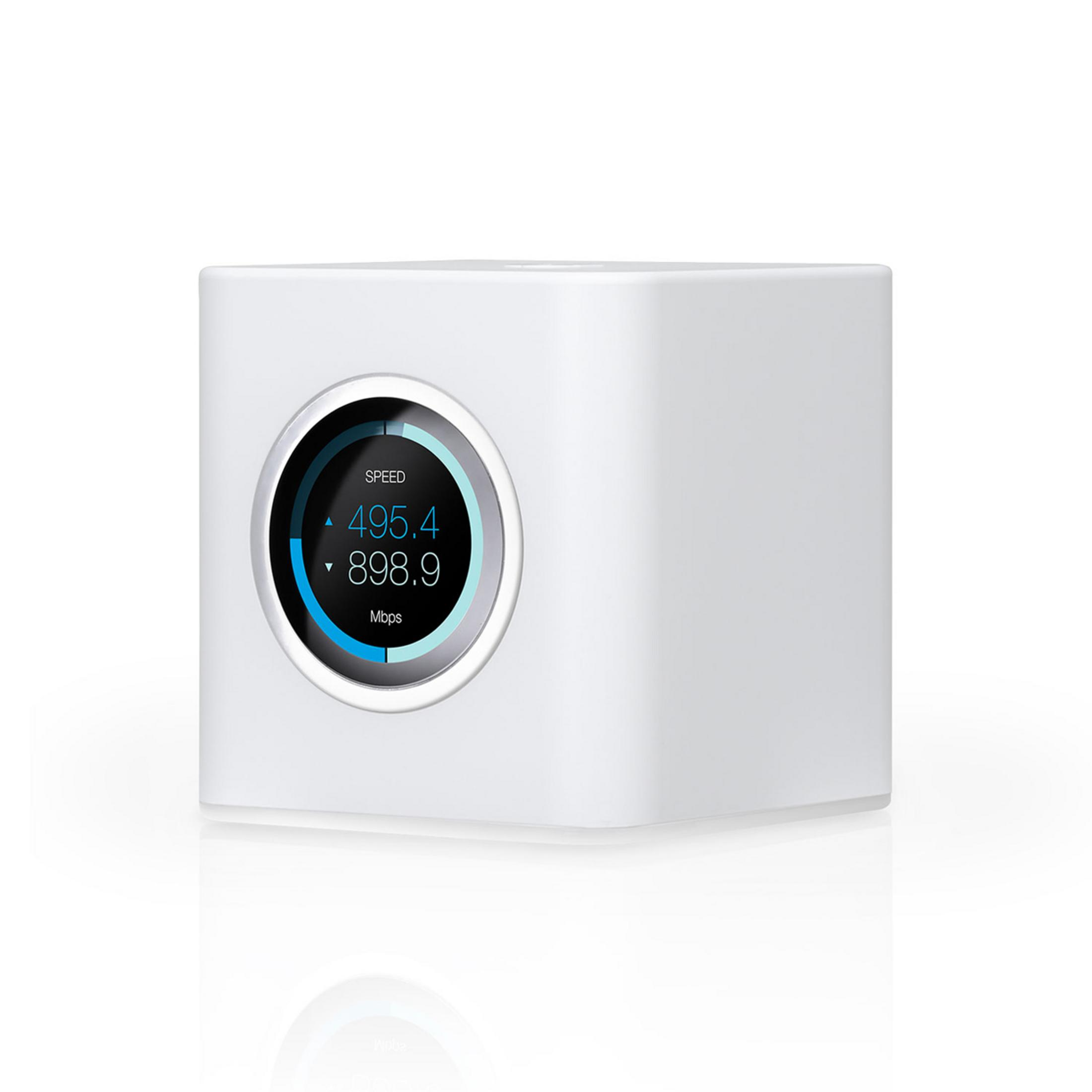 Router bianco con schermo che mostra la velocità, con velocità di 495,4 e 898,9 Mbps.