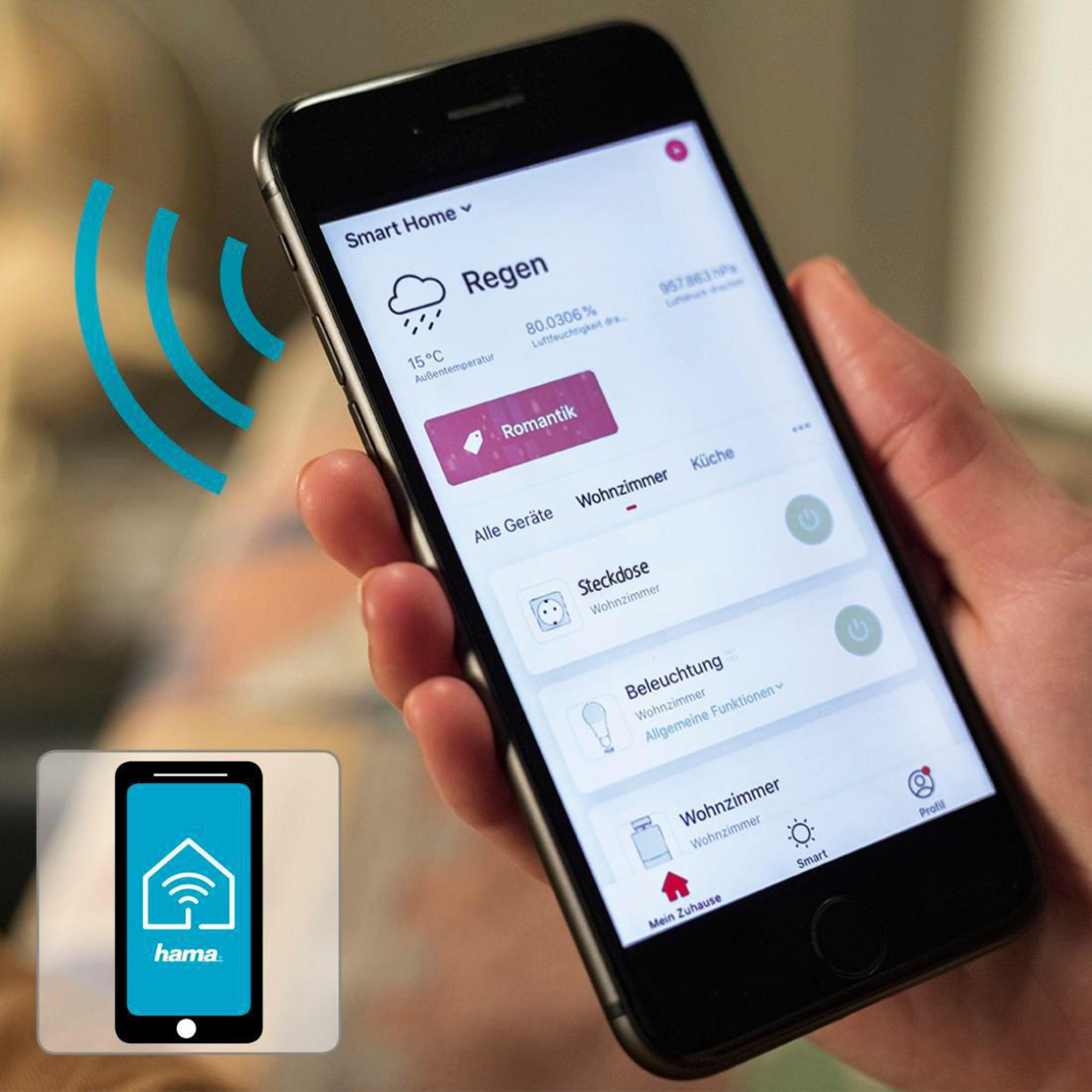 Eine Hand hält ein Smartphone, das eine Smart-Home-App anzeigt. WLAN-Signale sind zu sehen.