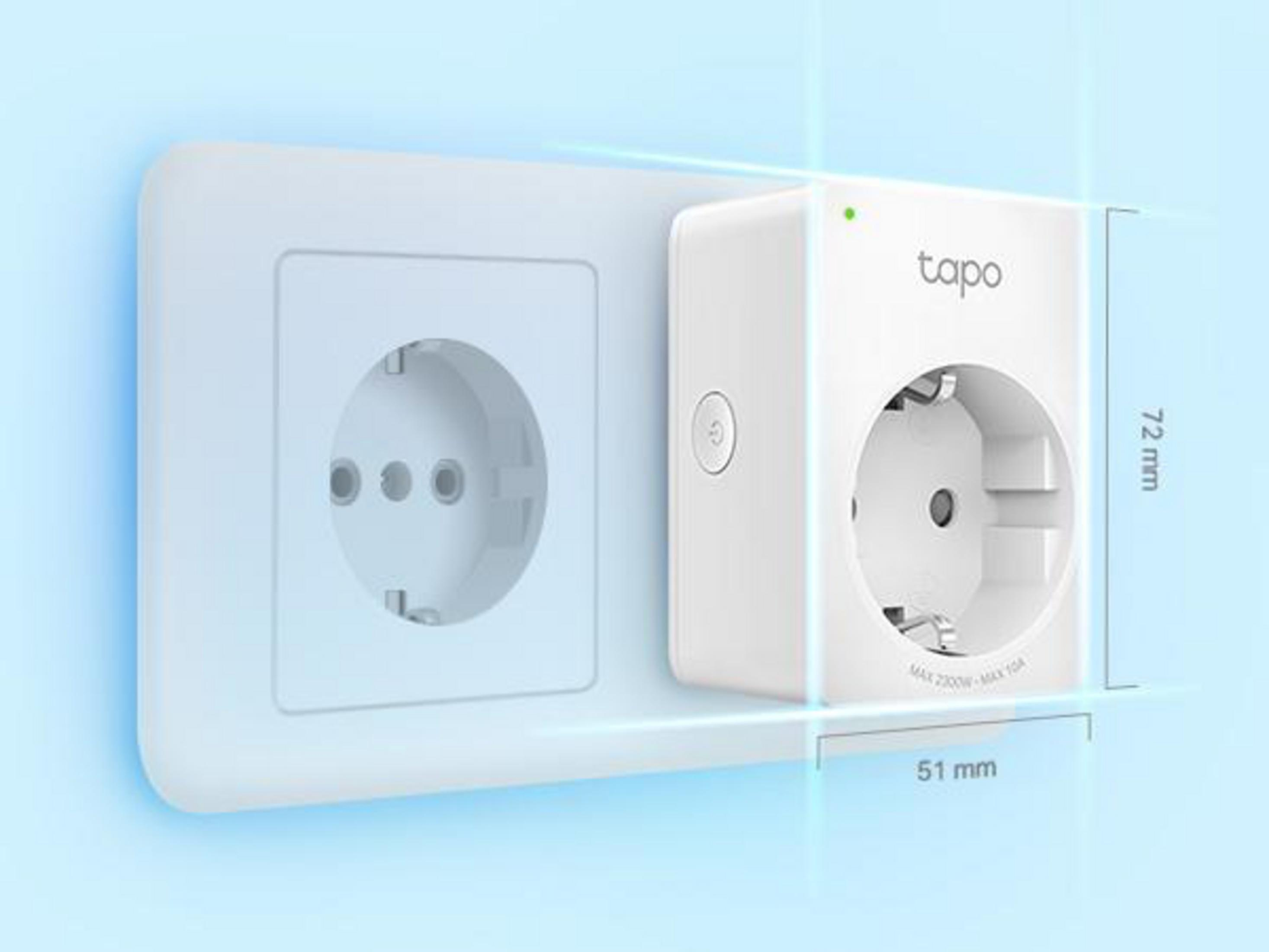 A white smart plug is plugged into a wall socket. Dimensions are in the background: 72mm x 51mm.