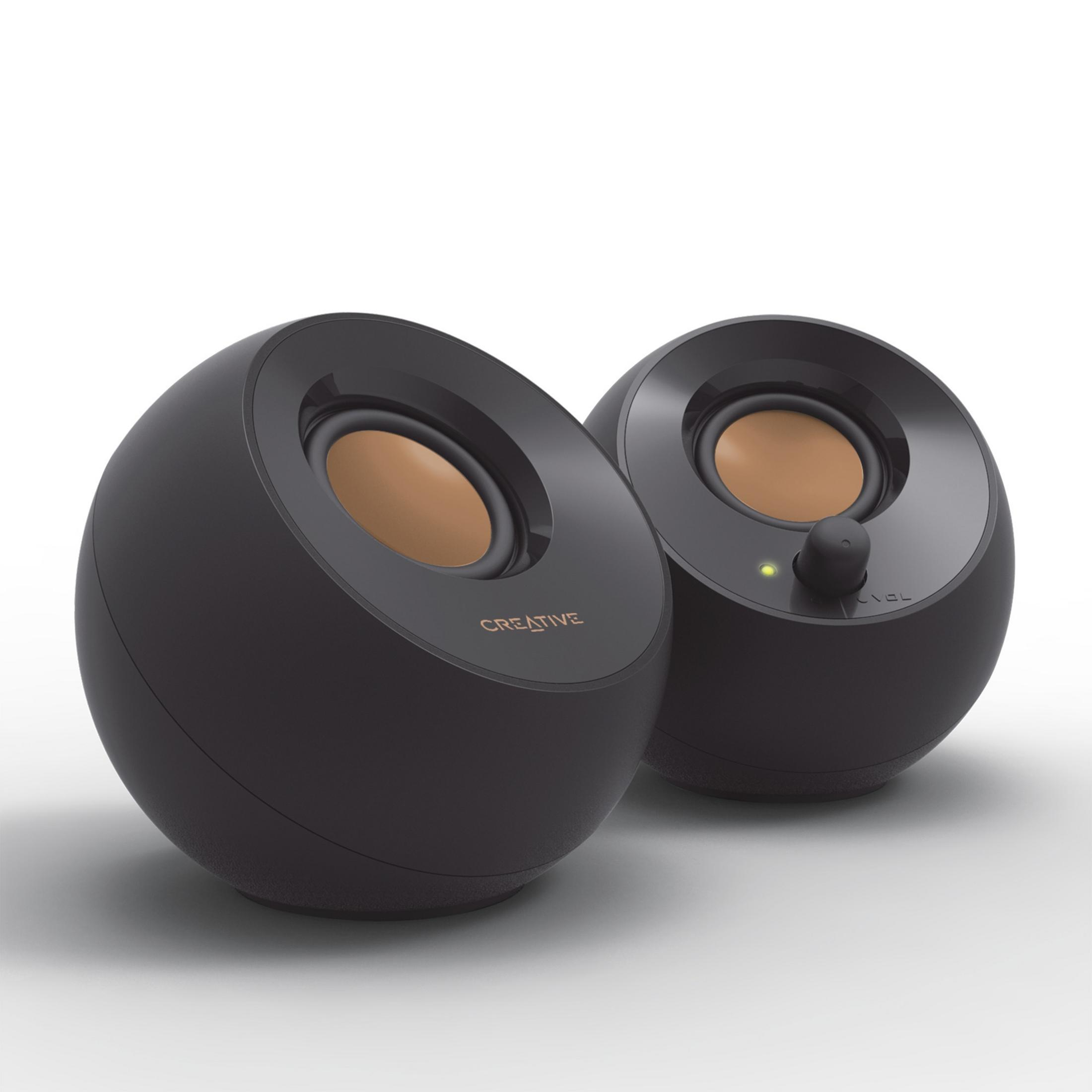 Altavoces negros con centros naranjas, fondo blanco, marca Creative.