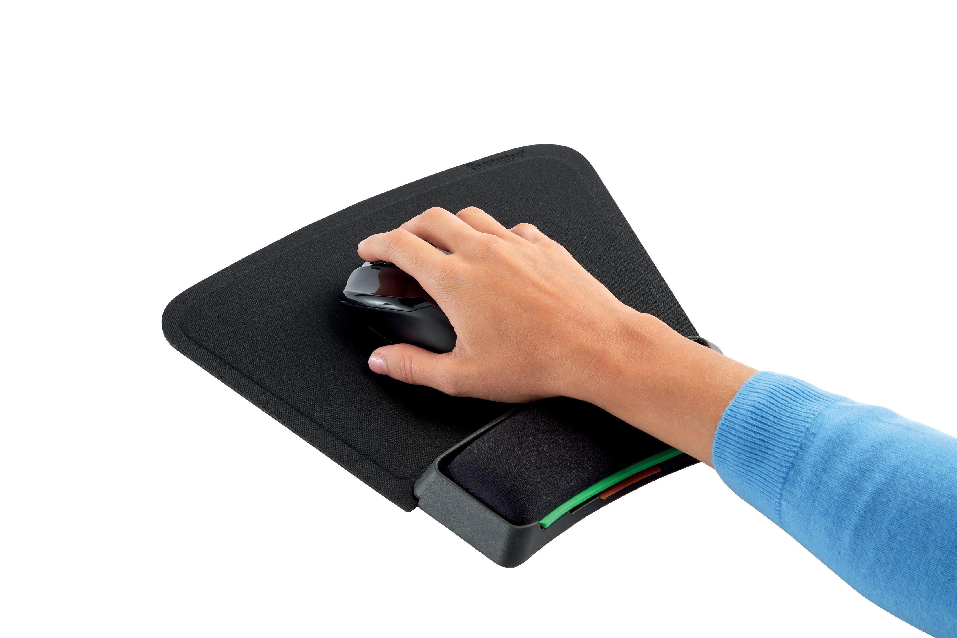 Dłoń na podkładce pod mysz z podpórką pod nadgarstek. Czarna mysz i podkładka.