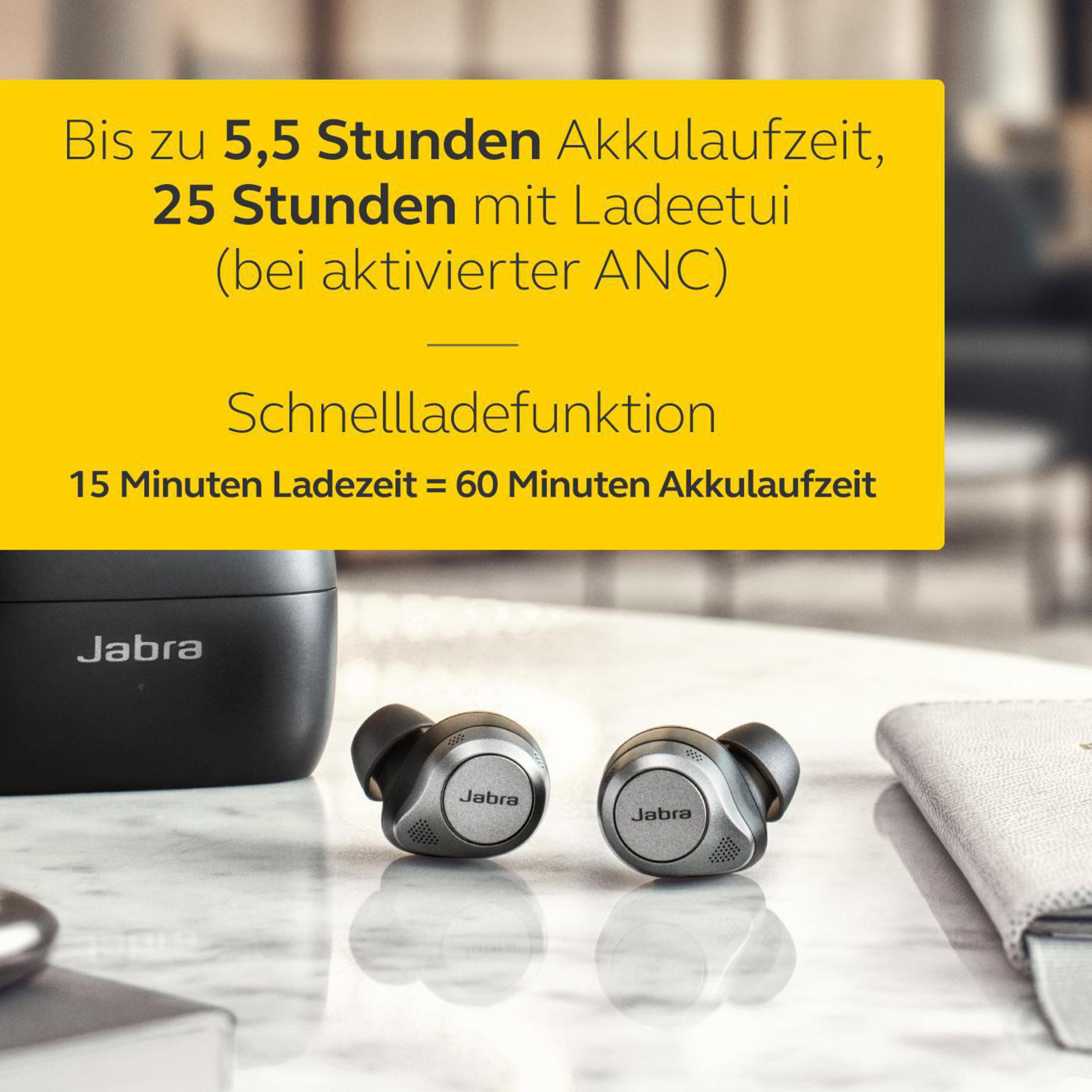 Due auricolari wireless vicino a una custodia di ricarica, con testo sulla durata della batteria.