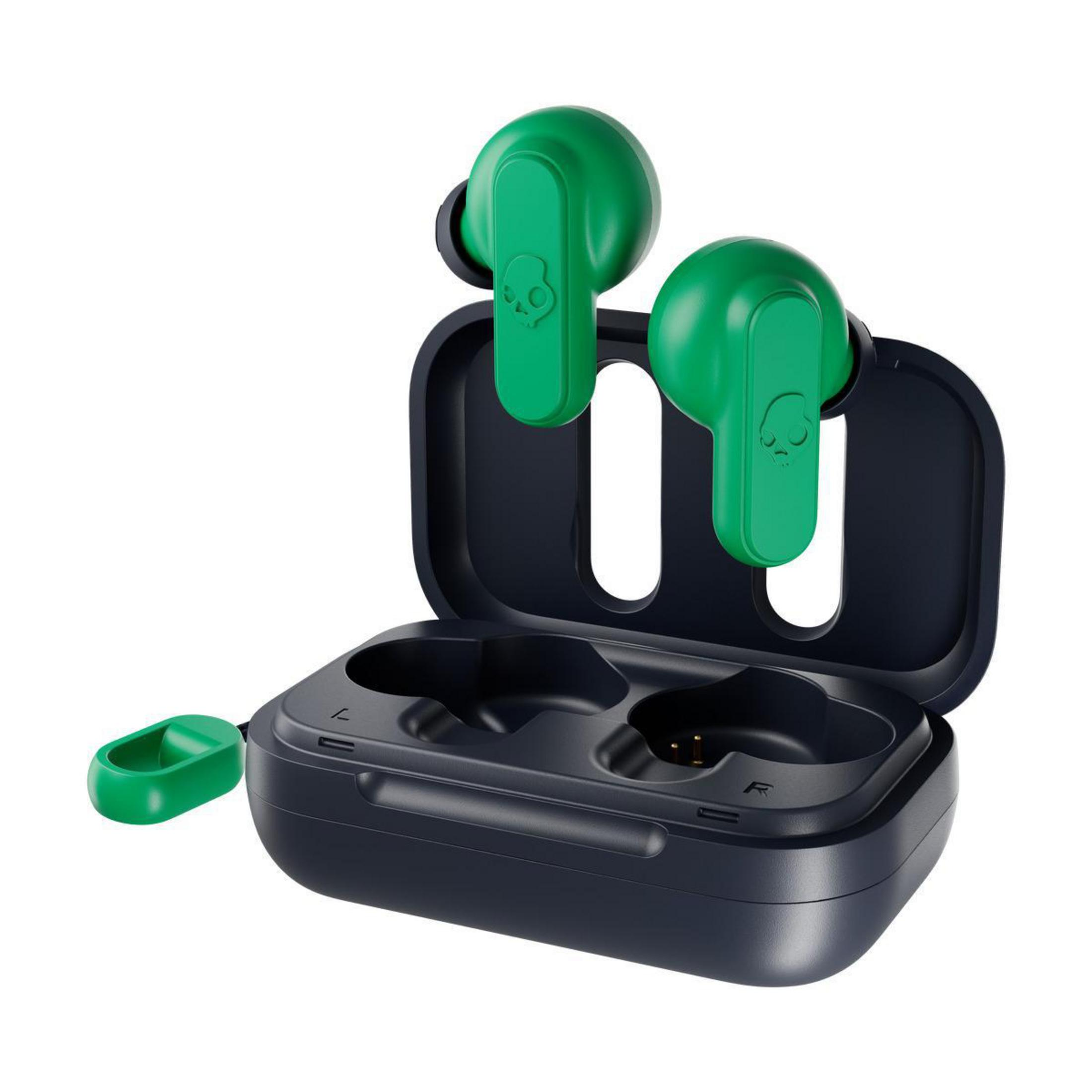 Grüne und schwarze Skullcandy-Ohrhörer in einem geöffneten Ladekoffer. Ein Ohrhörer ist separat.