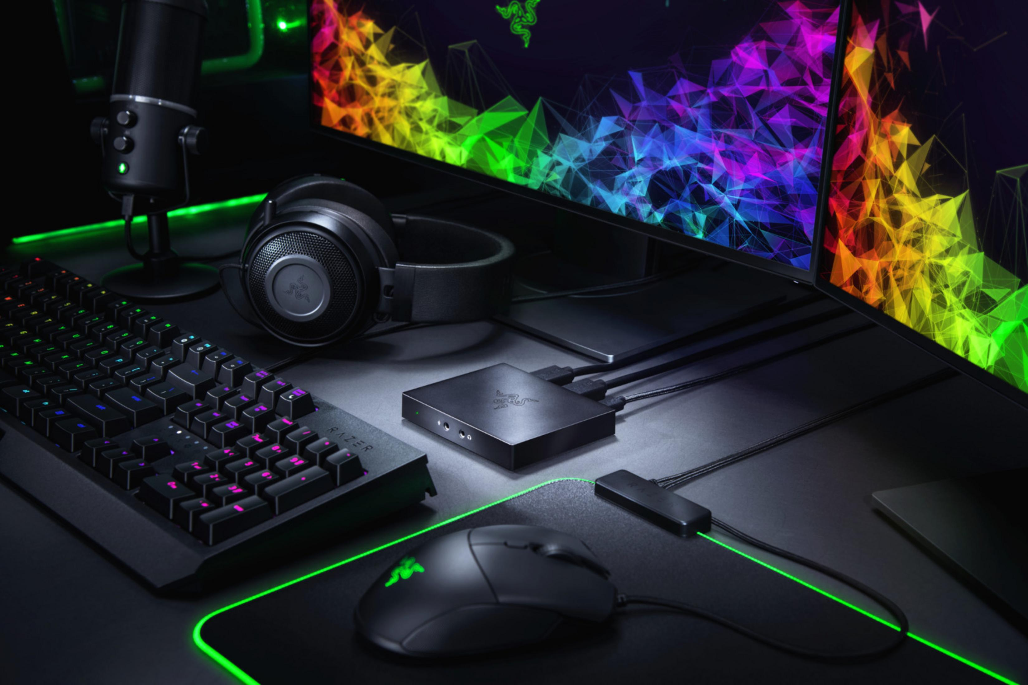 Una configuración de juego con ratón, teclado, auriculares y dos monitores.