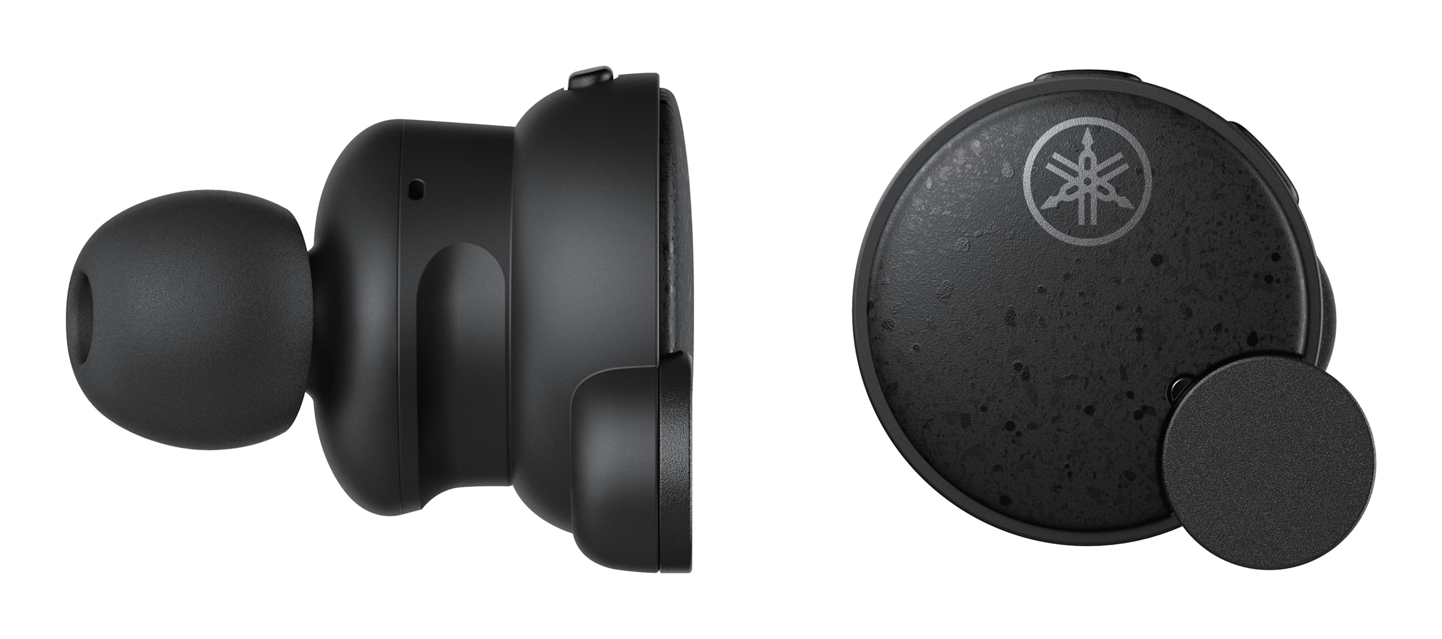 Pokazano dwa czarne słuchawki Yamaha, widok z boku i widok z góry etui ładującego.