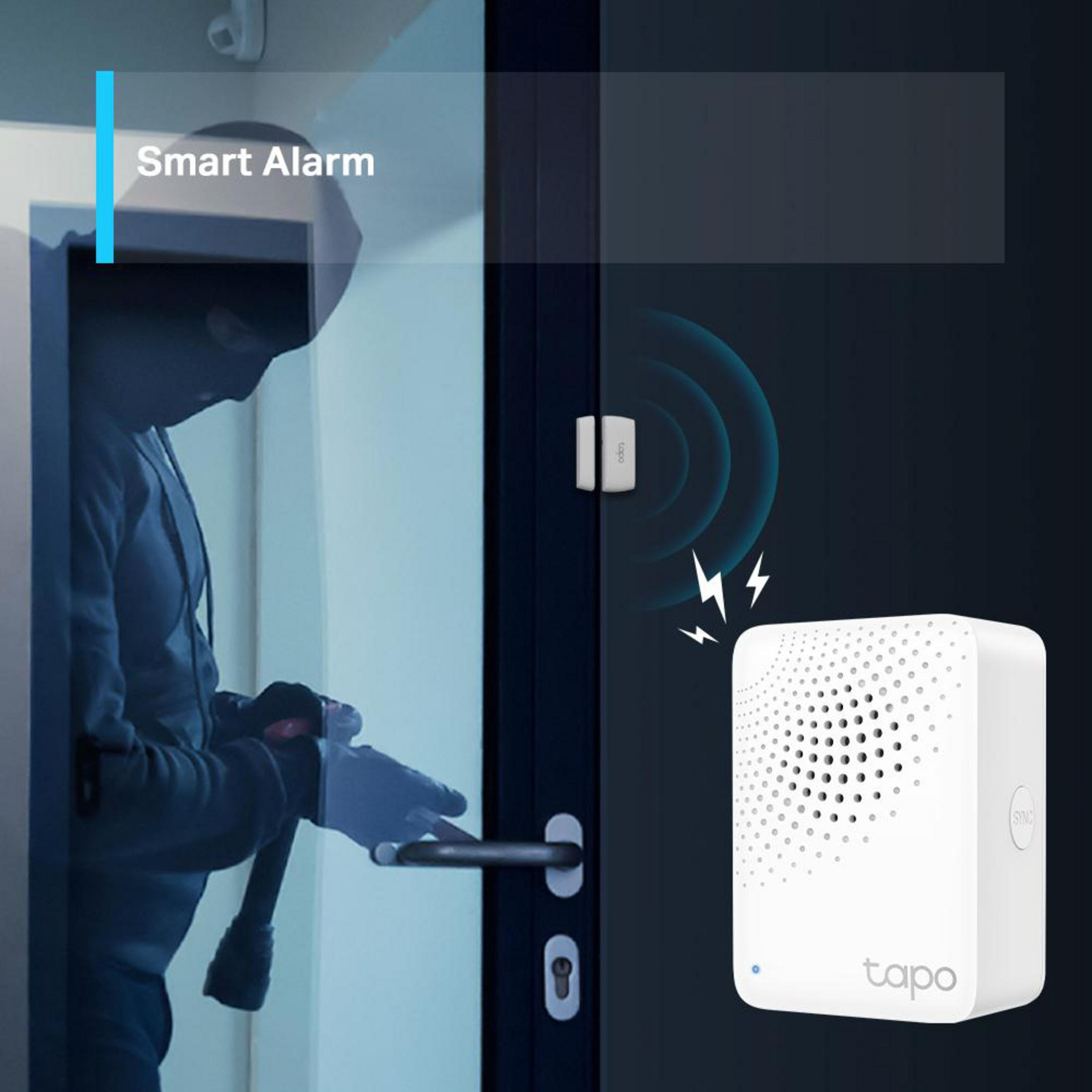 Une personne essayant d'ouvrir une porte, un système d'alarme intelligent est visible sur le mur.