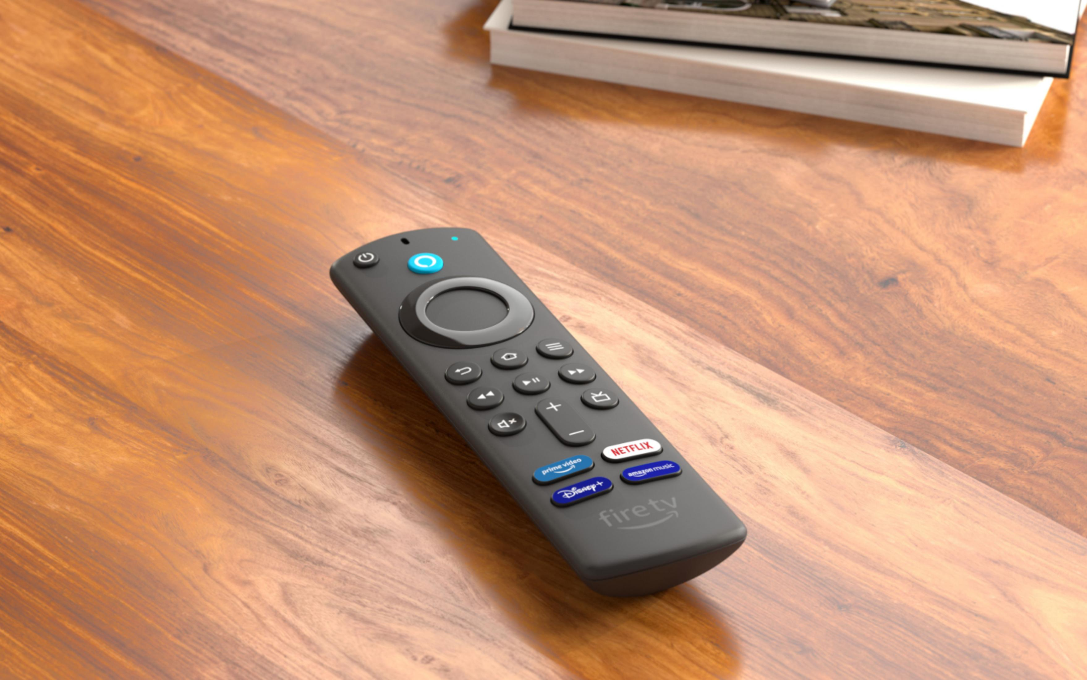 Fire TV-Fernbedienung auf einem Holztisch, mit Büchern im Hintergrund.