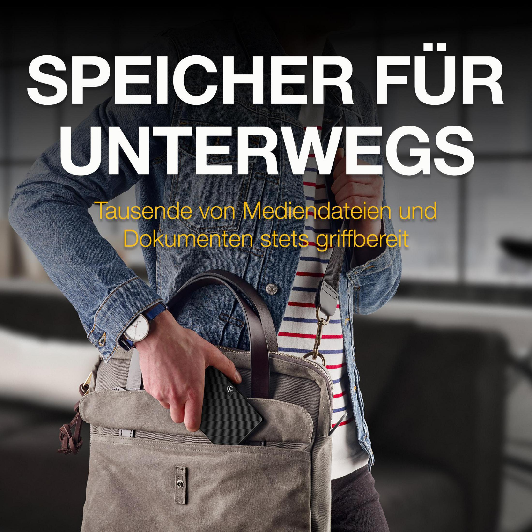 Ein Mann zieht eine schwarze tragbare Festplatte aus einer grauen Tasche. Der Text lautet 'Speicher für unterwegs'.