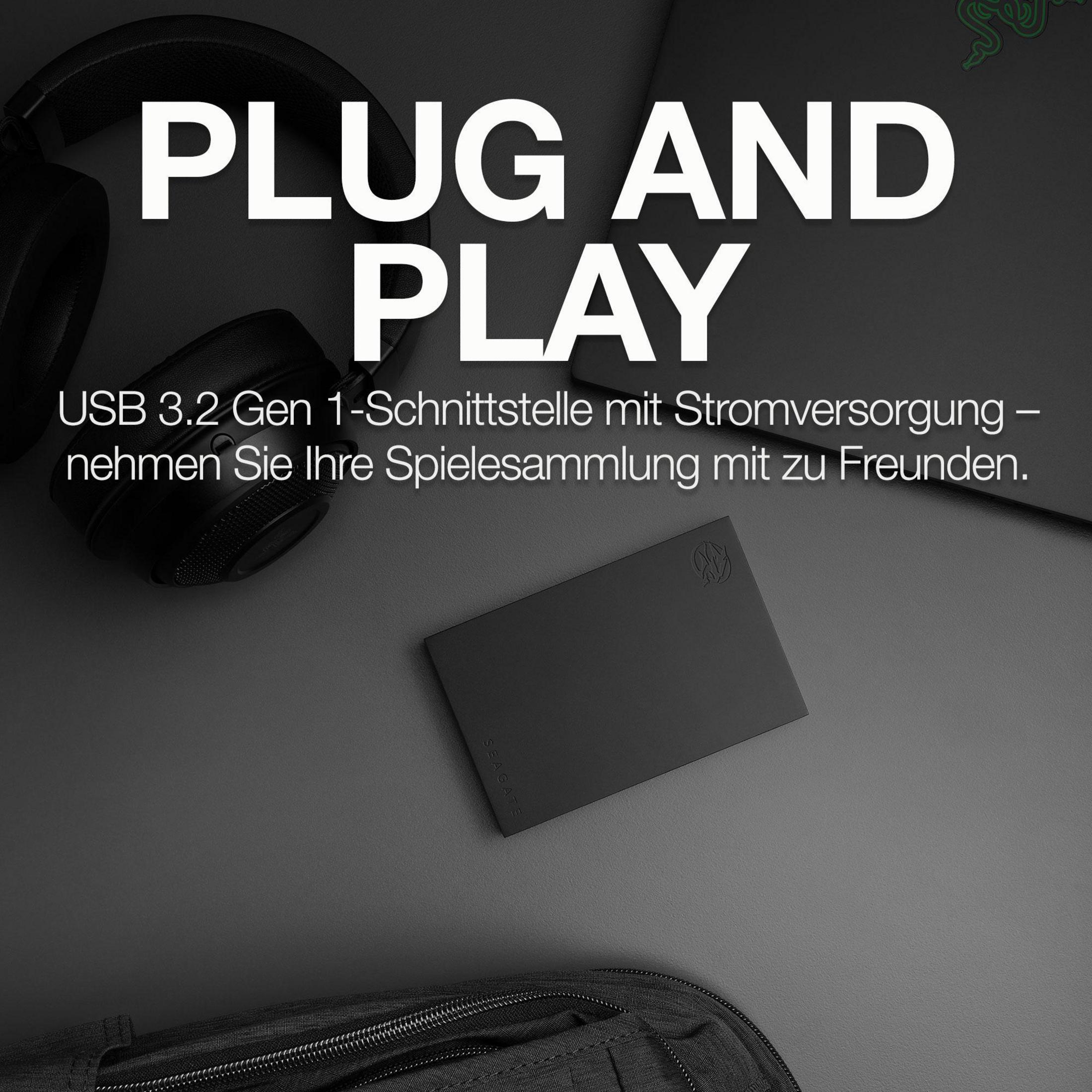 Czarne przedmioty, w tym słuchawki i dysk twardy, znajdują się na szarej powierzchni. Tekst brzmi 'Plug and Play'.