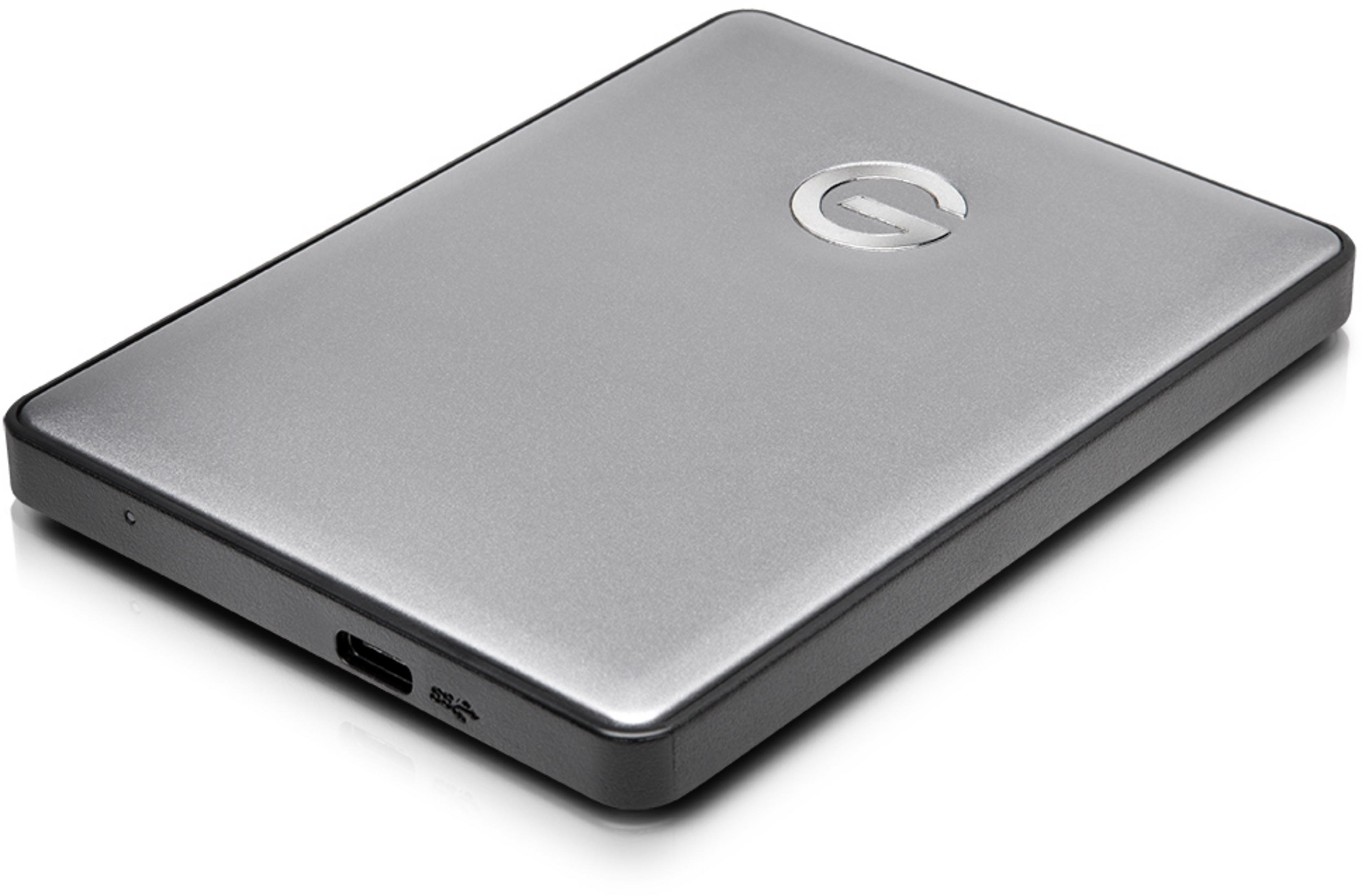 Silberne externe Festplatte mit USB-Anschluss, auf weißem Hintergrund.