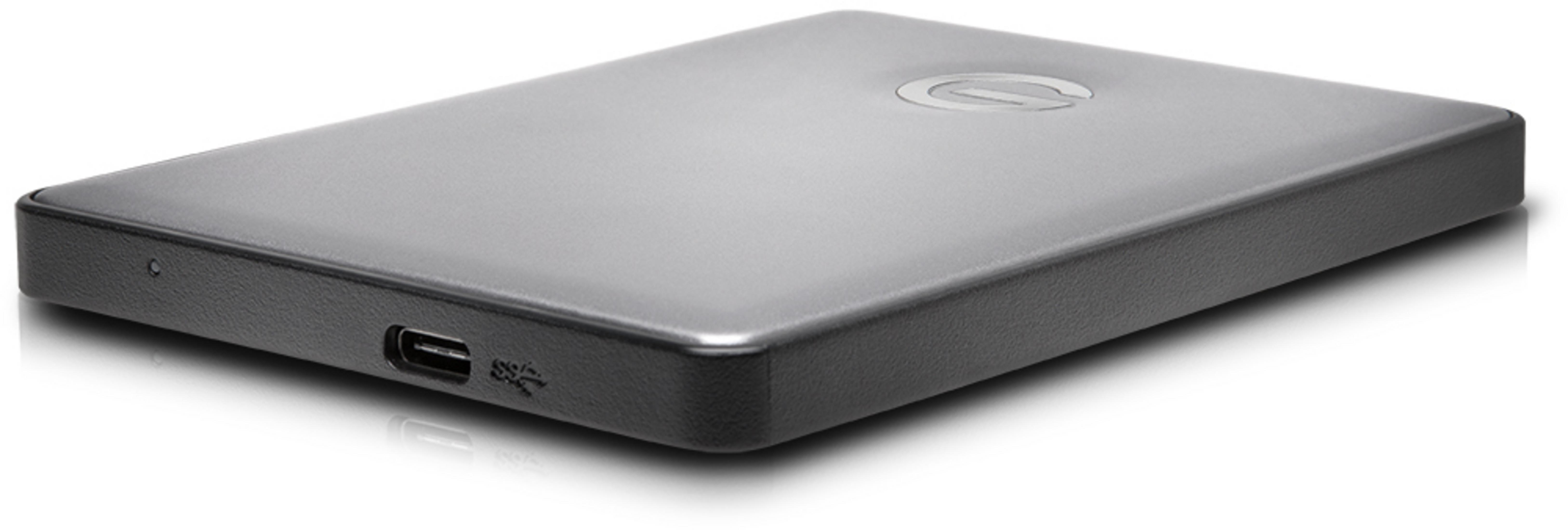 Silberne externe Festplatte, USB-Anschluss sichtbar. Schlankes Design, weißer Hintergrund.
