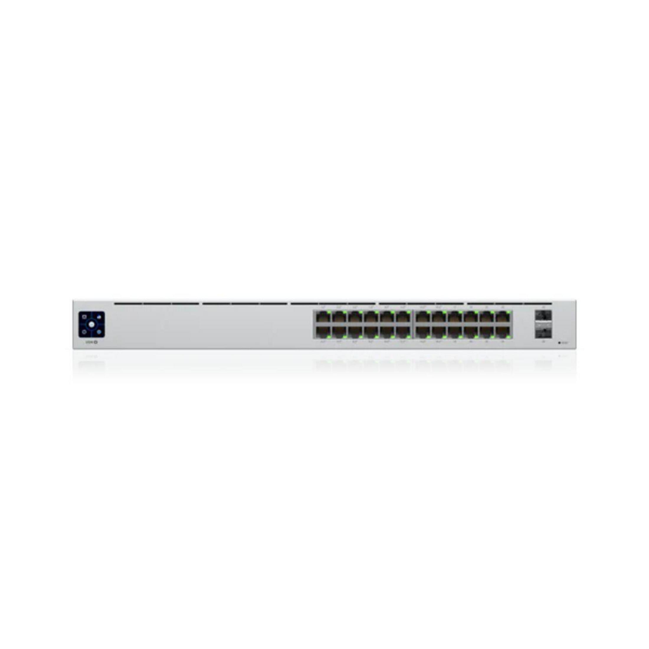 Switch di rete argentato con più porte. Visto frontalmente, su sfondo bianco.