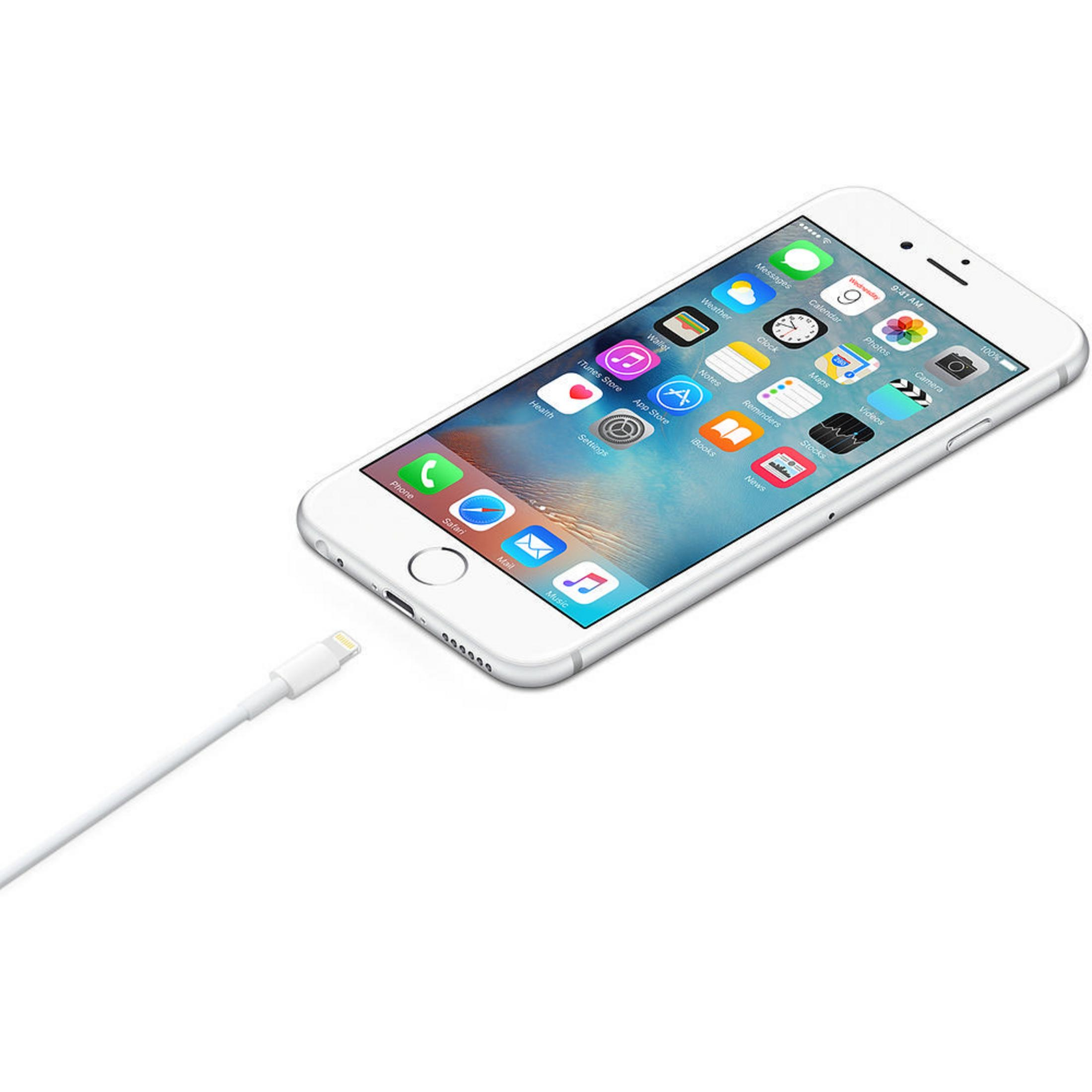 Weißes iPhone mit angeschlossenem Ladekabel. Der Bildschirm zeigt Apps und Symbole.