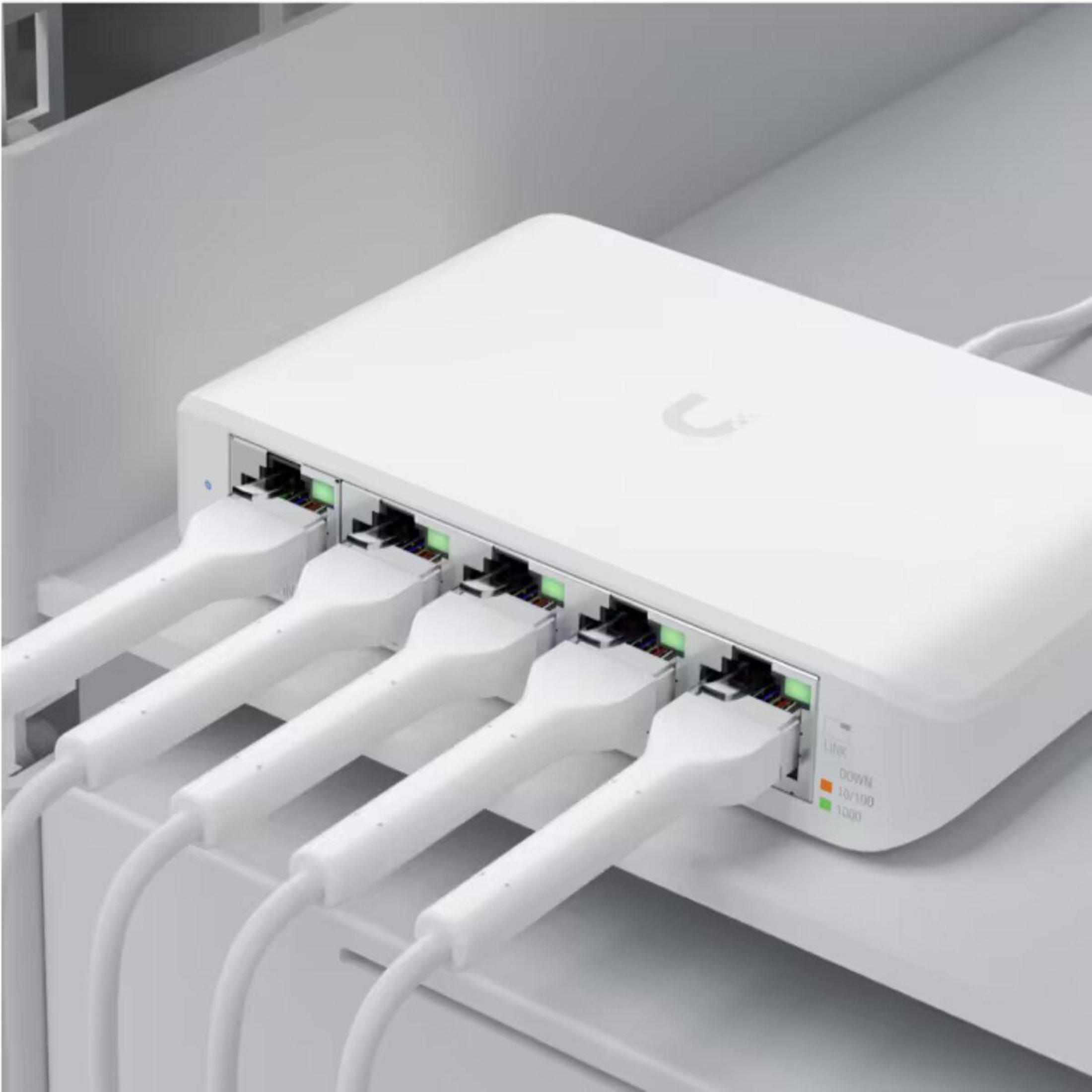 Witte netwerkswitch met meerdere poorten. Kabels aangesloten op de poorten, met LED-lampjes.