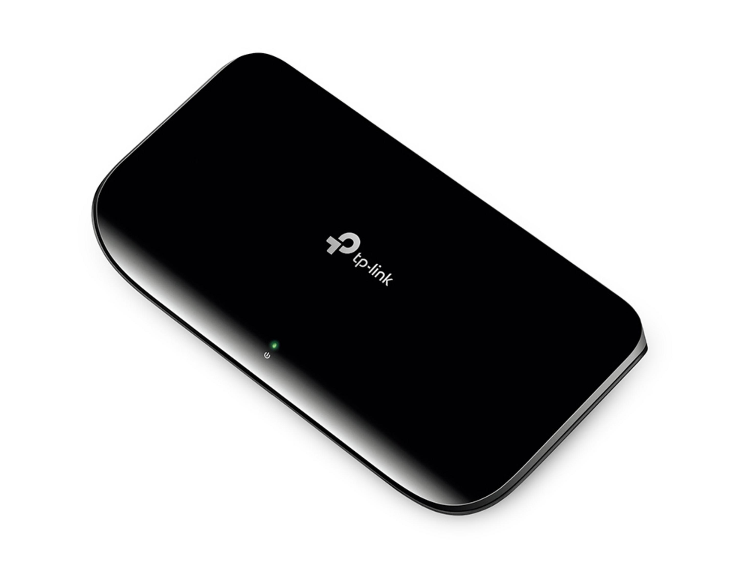 Router TP-Link nero. Spia di alimentazione verde accesa. Sfondo bianco. Vista angolata.