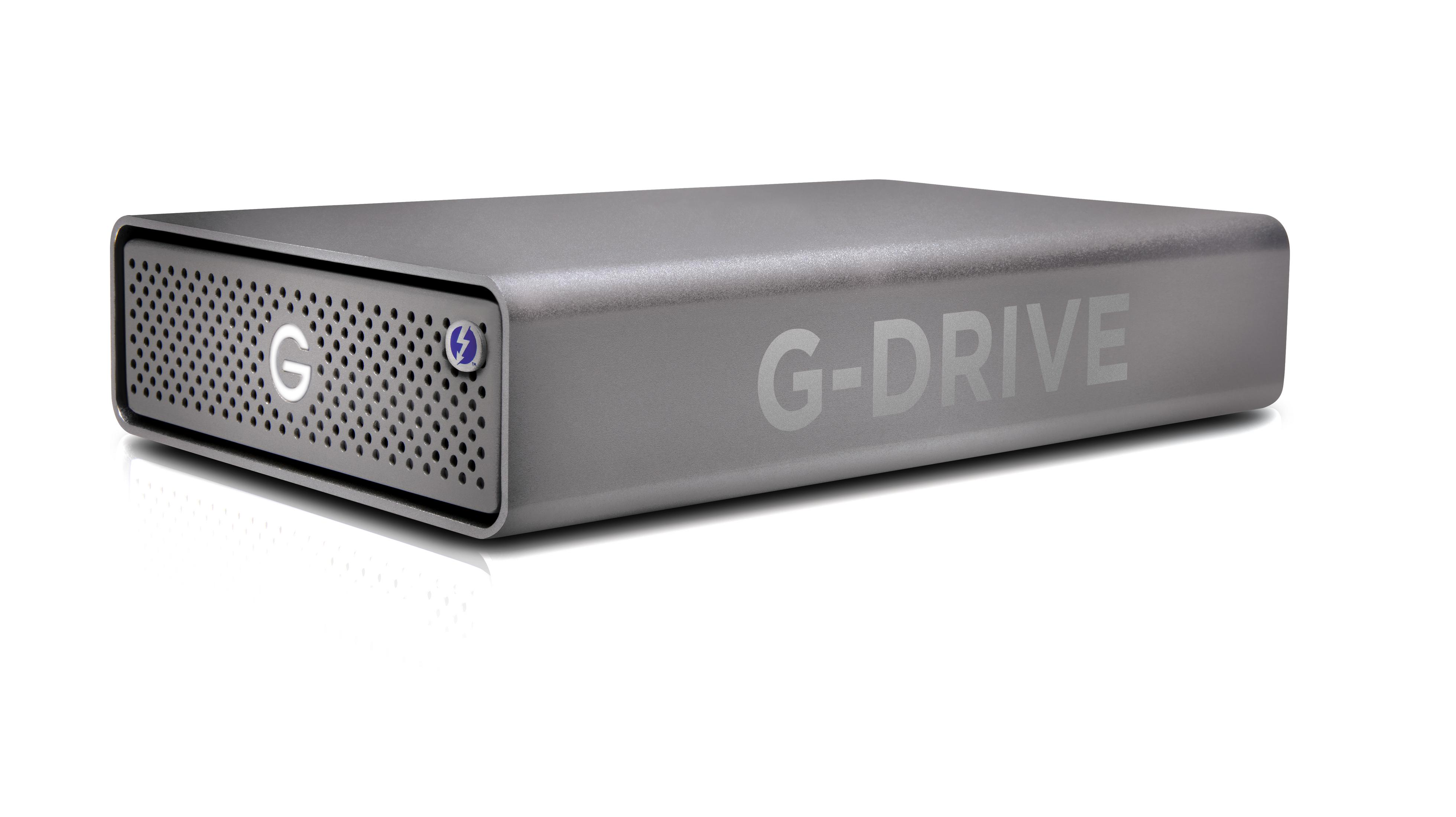 Srebrny zewnętrzny dysk twardy G-Drive z logo G-Drive i portem Thunderbolt.