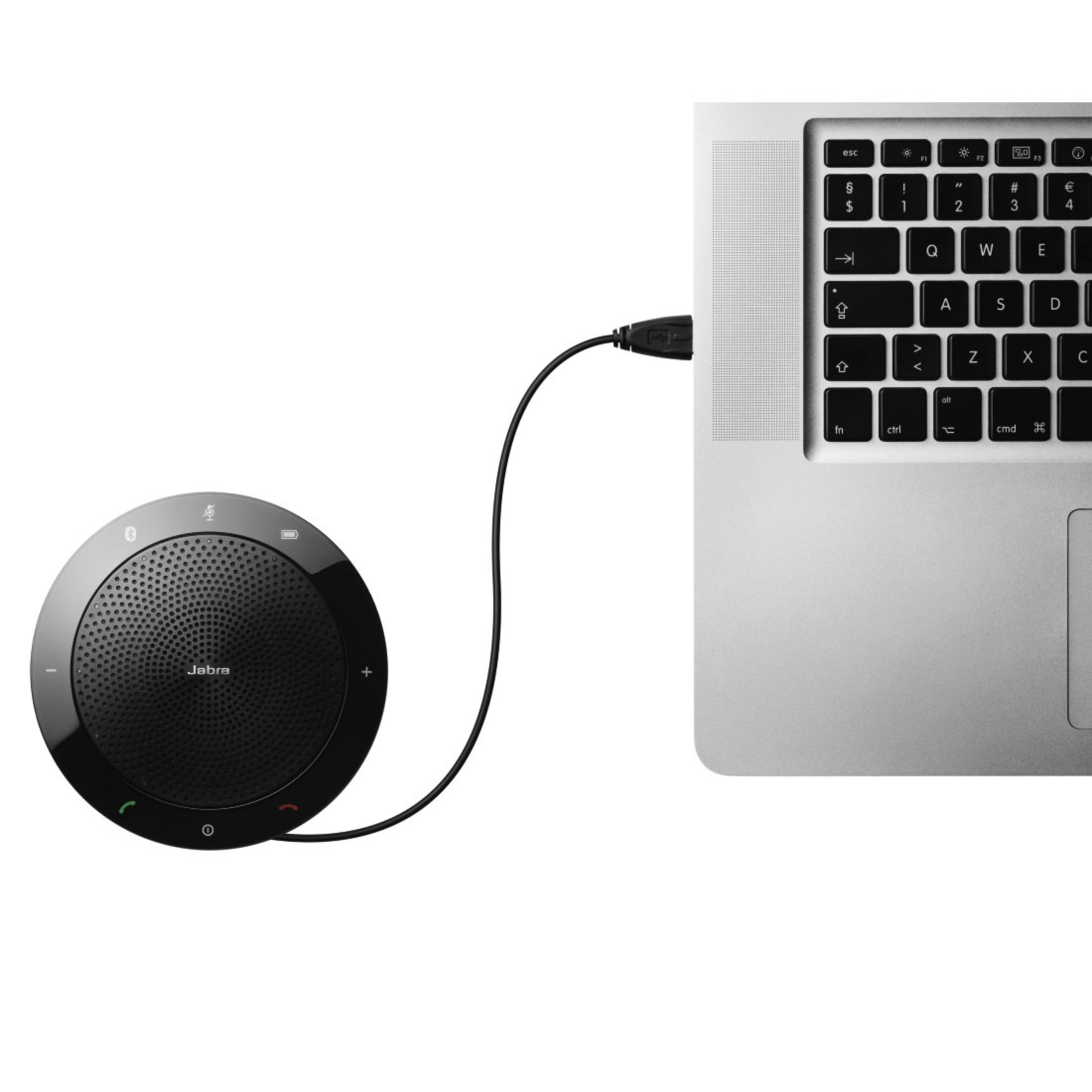 Schwarzer Jabra-Lautsprecher, mit Laptop verbunden. Laptop-Tastatur sichtbar. Weißer Hintergrund.